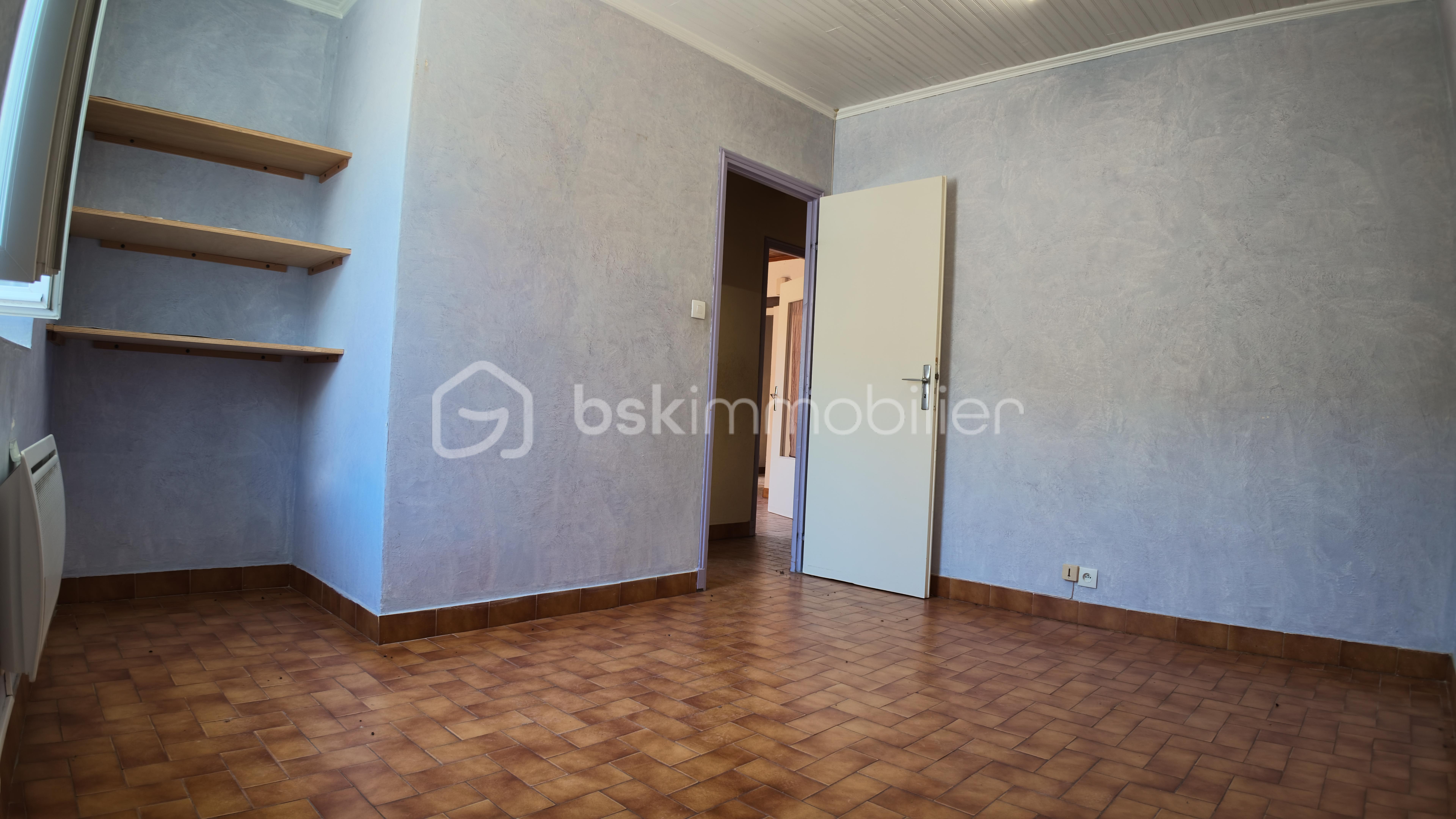 photo chambre avec placard maison la coucourde.JPG