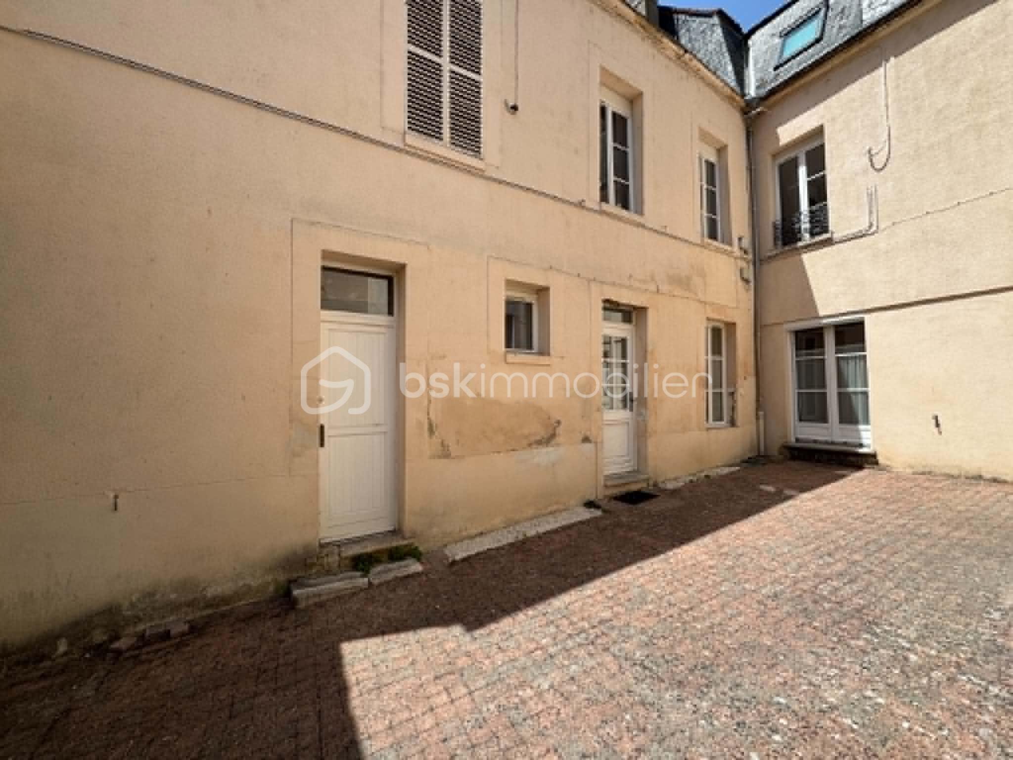 COUR.jpg