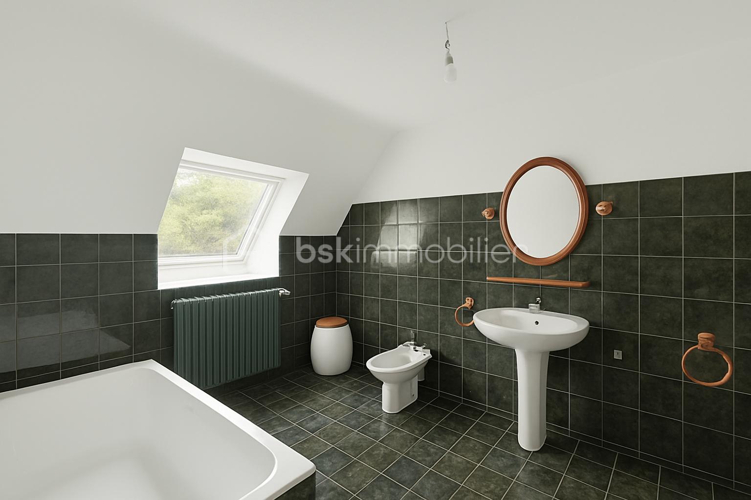 Maison traditionnelle de 213 m² - Salle de bain contemporaine en lumière naturelle.png
