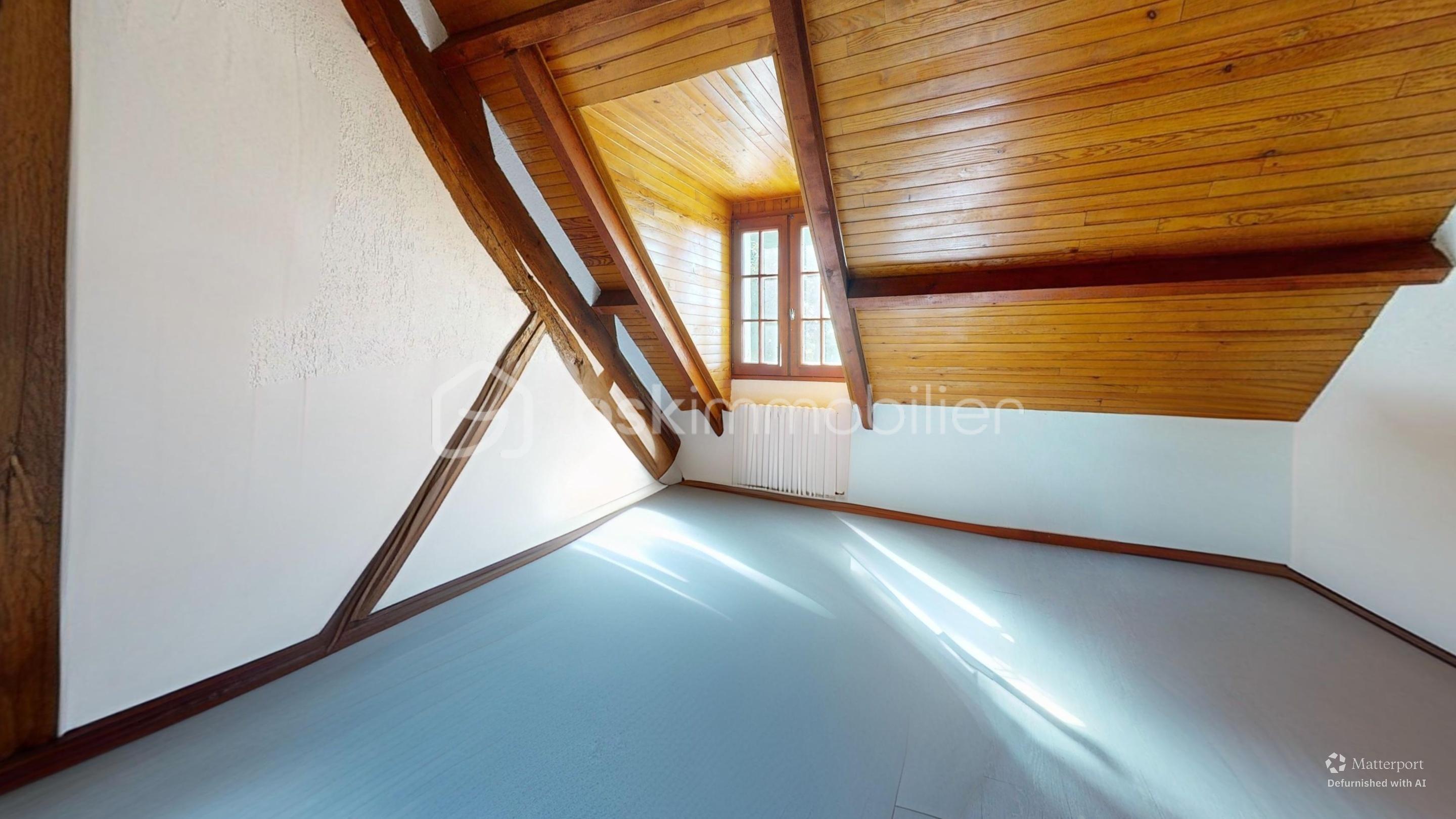 Longere-Quiers-Bedroom-Defurnished 3.jpg