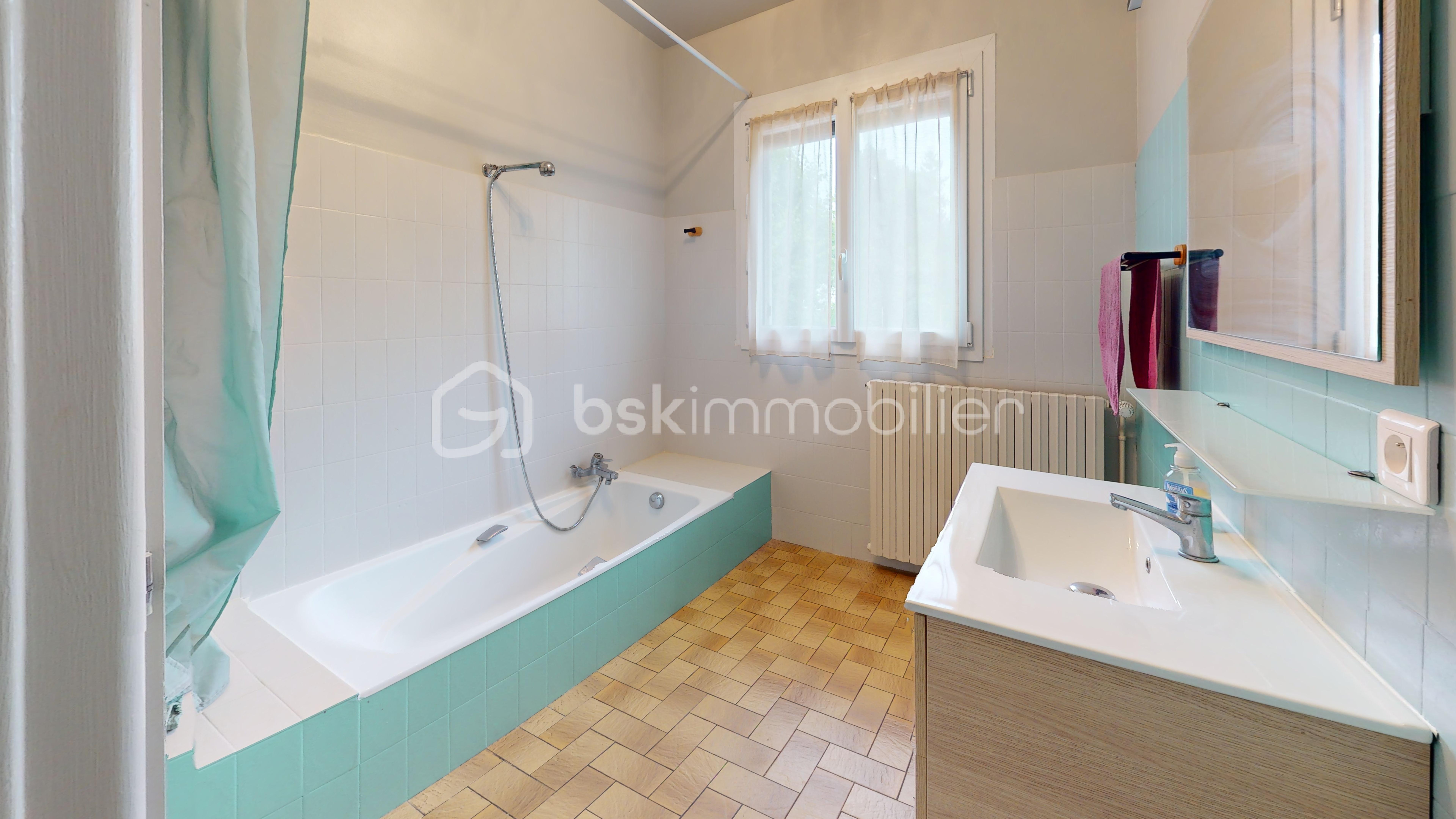 Maison de 210 m² - Saint-Pere-sur-Loire-Bathroom 2.jpg