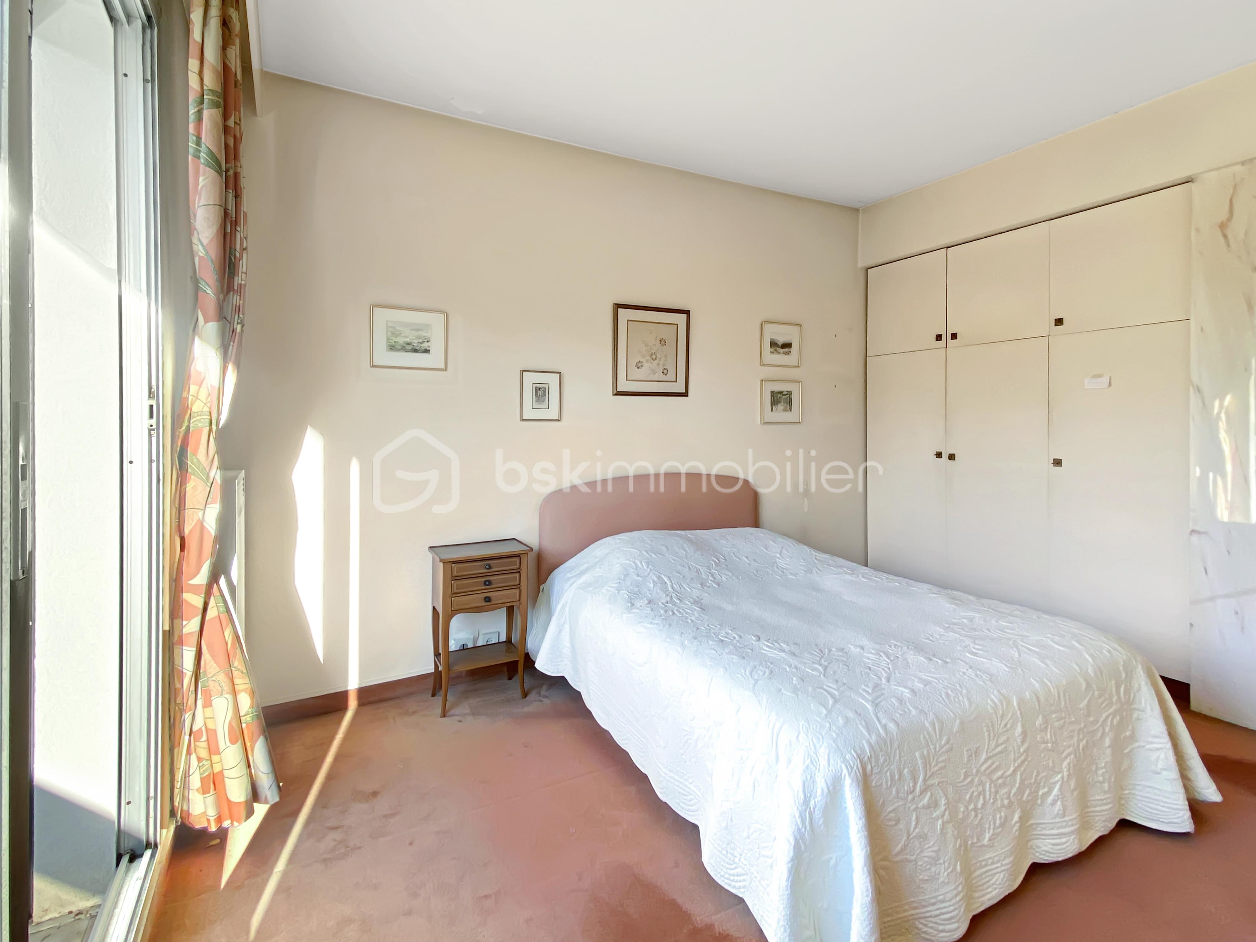 Chambre niveau 1 avec placards.jpg