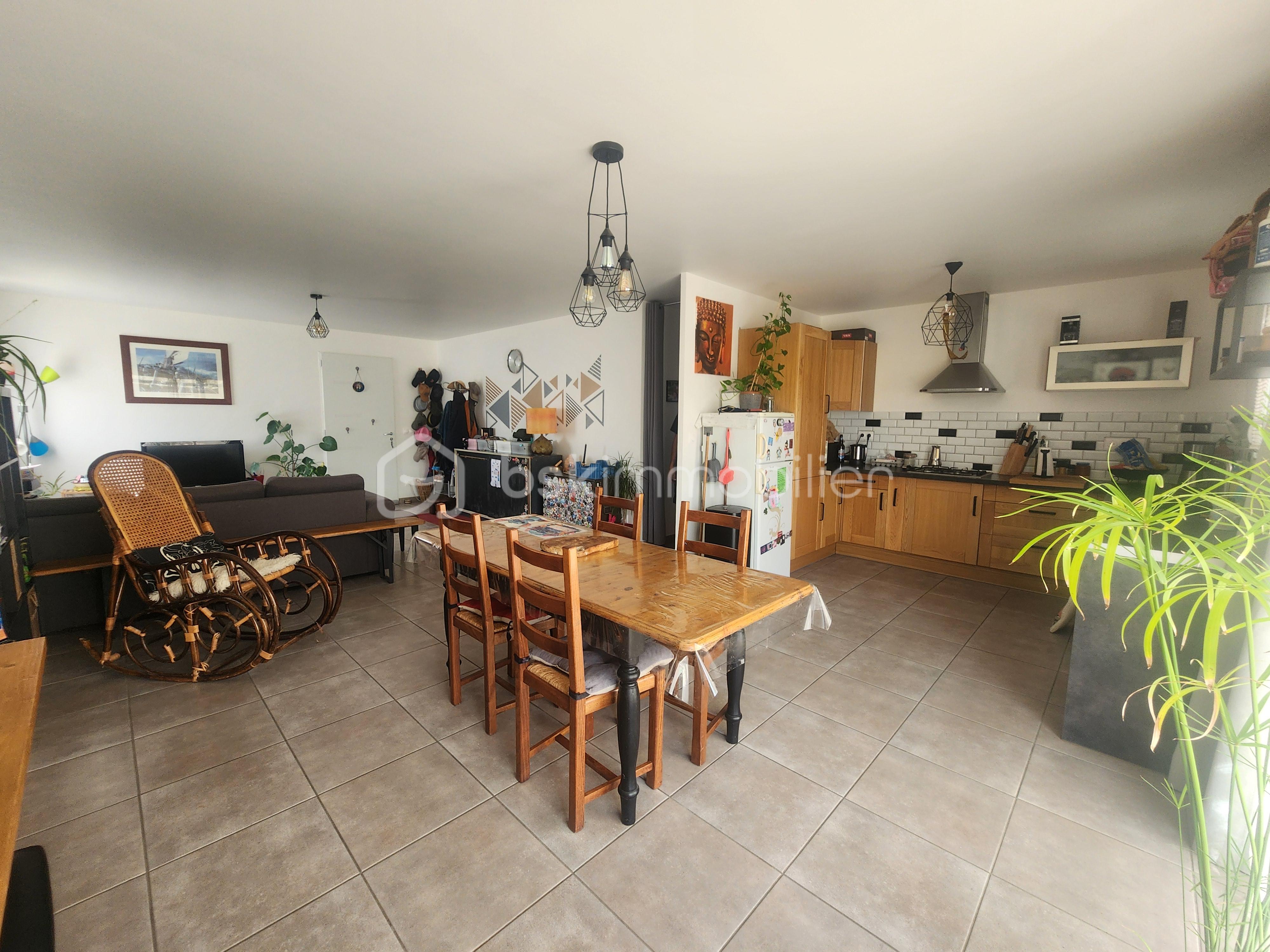 Maison traditionnelle de 90 m² - Salle à manger vue cuisine.jpg