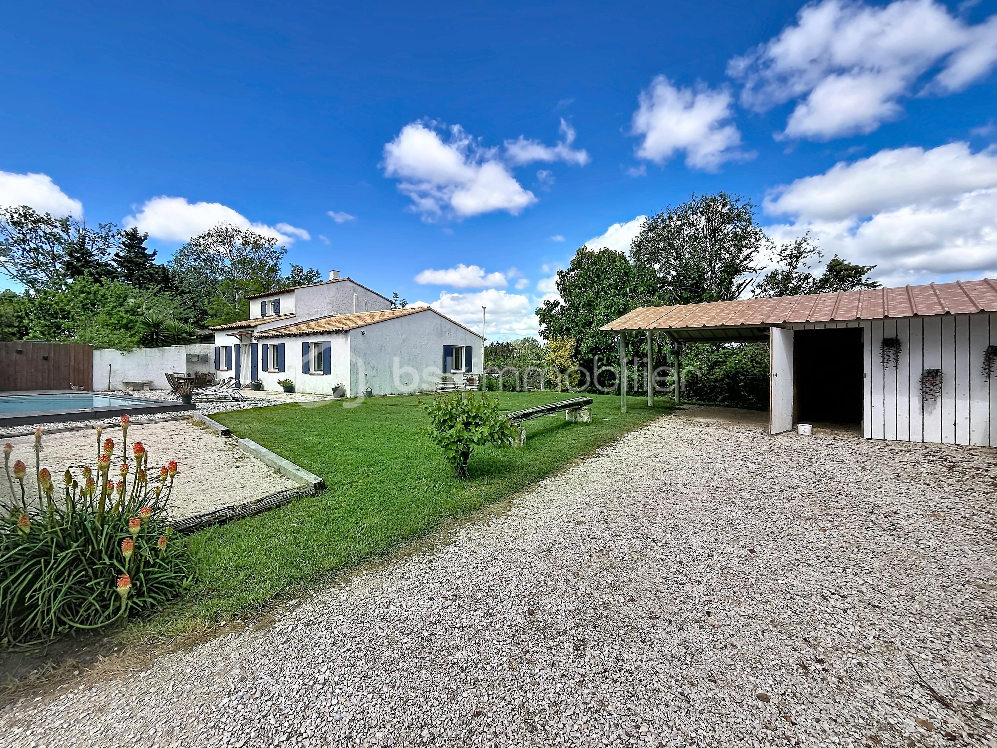 Maison avec auvent et garage.jpg