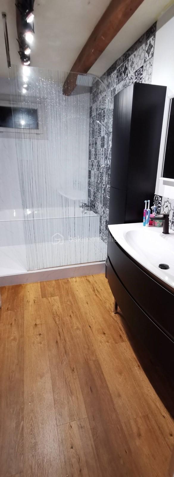 Maison en pierre de 224 m² - salle de bain + douche.jpg