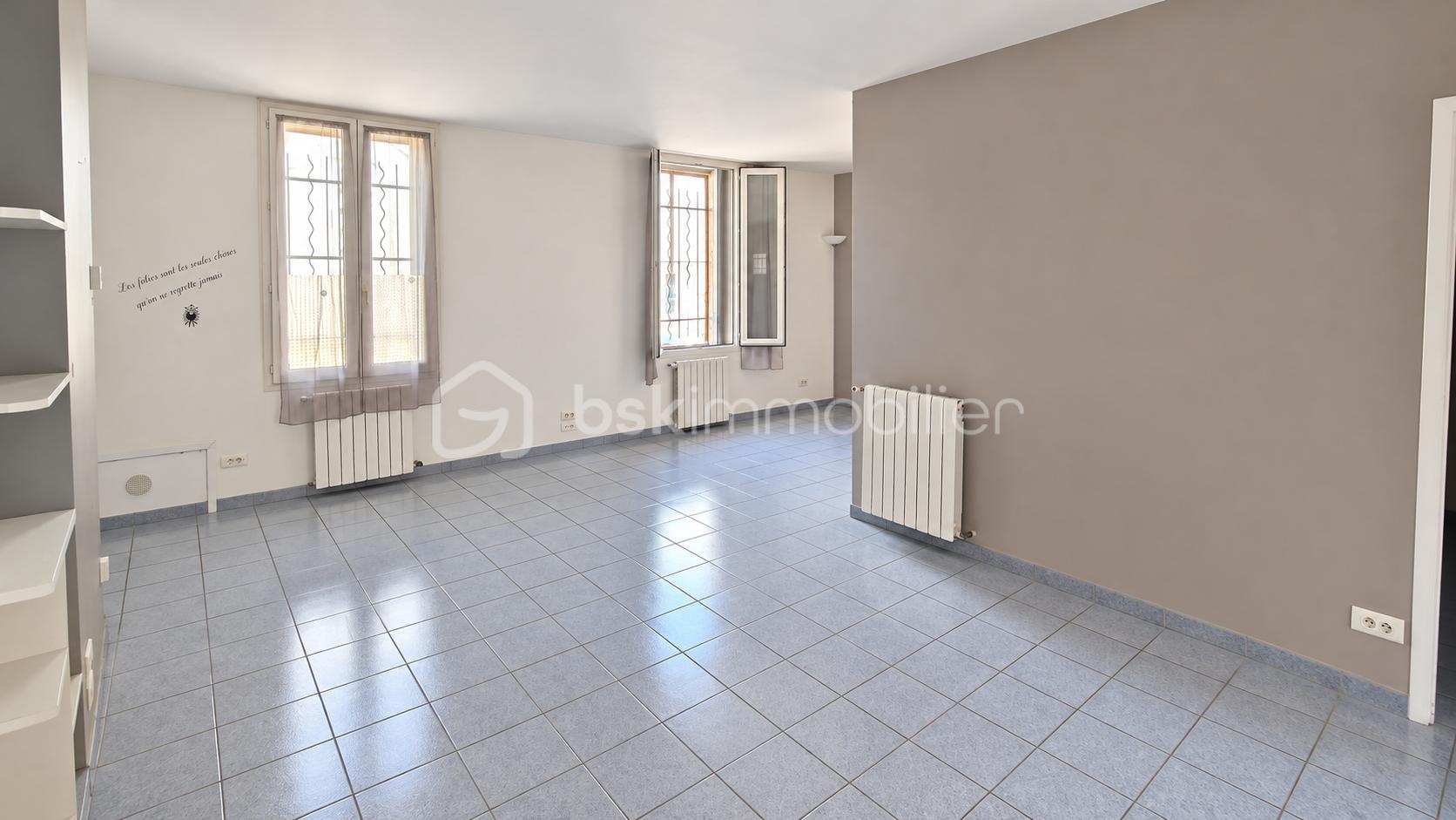 salon_lumineux_aux_fen├¬tres_ouvertes.png