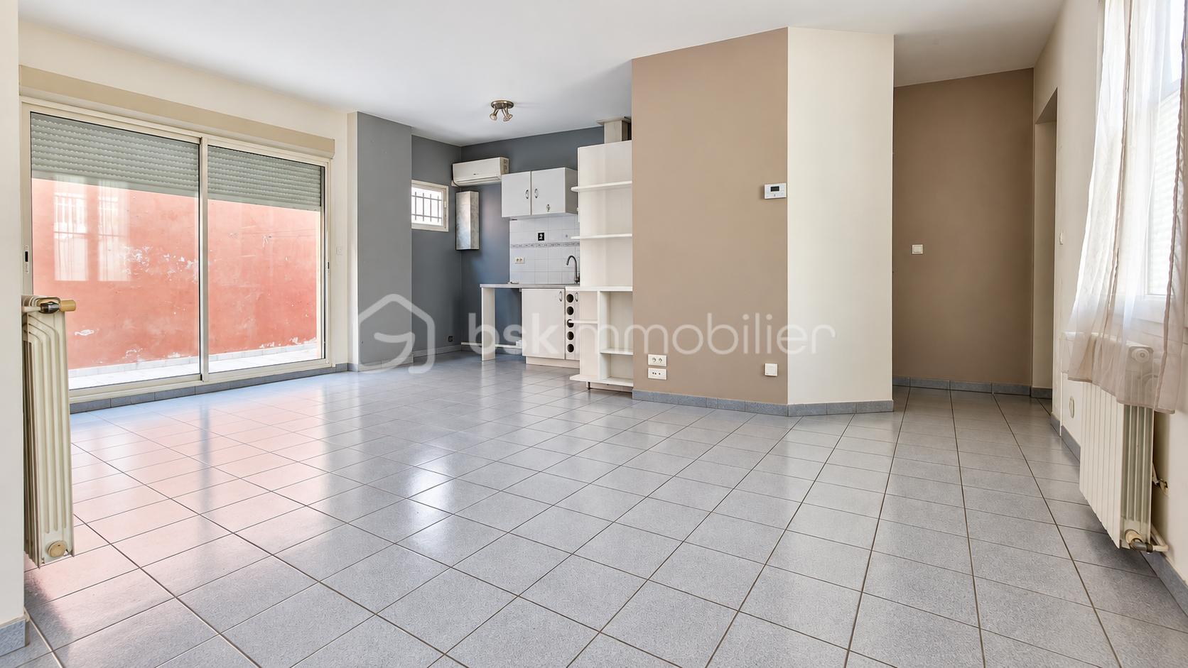 appartement_moderne_vide_et_lumineux.png