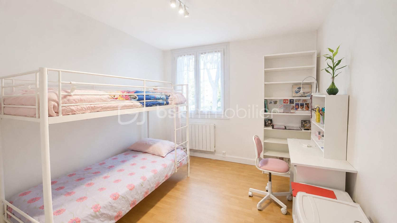 CARIOTI-CHAMBRE 2 DEPUIS PORTE OK.jpg.png