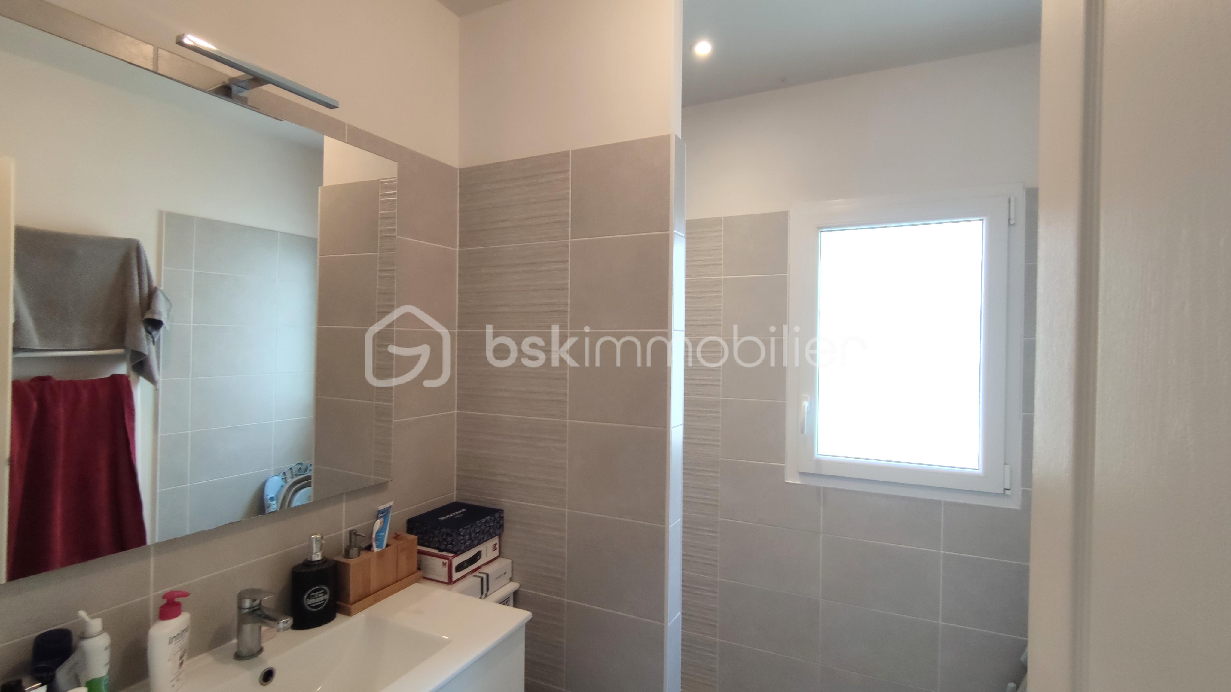 salle d'eau grand angle.jpg