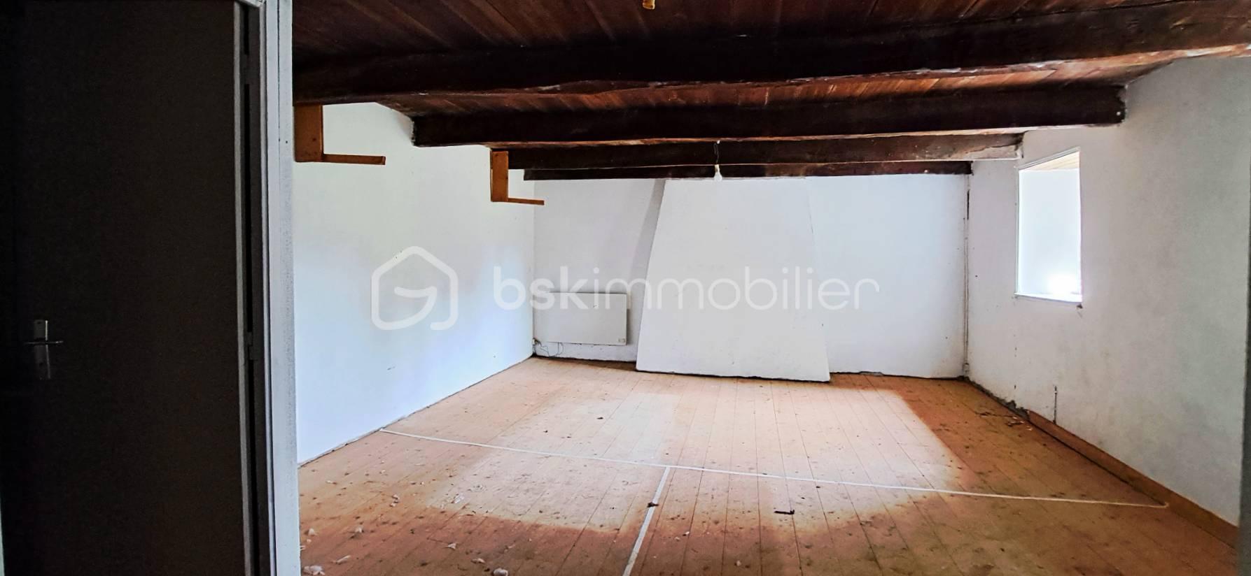 Maison en pierre de 135 m² - pièce 1 er étage.jpg