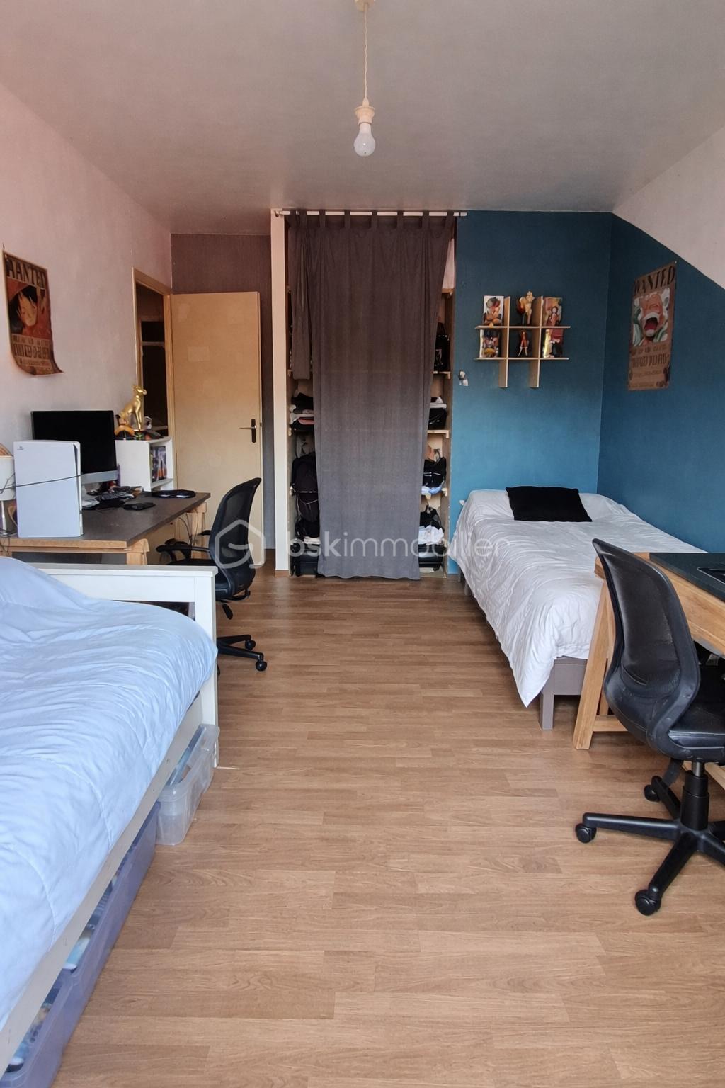 Chambre lumineuse avec espace de travail.png