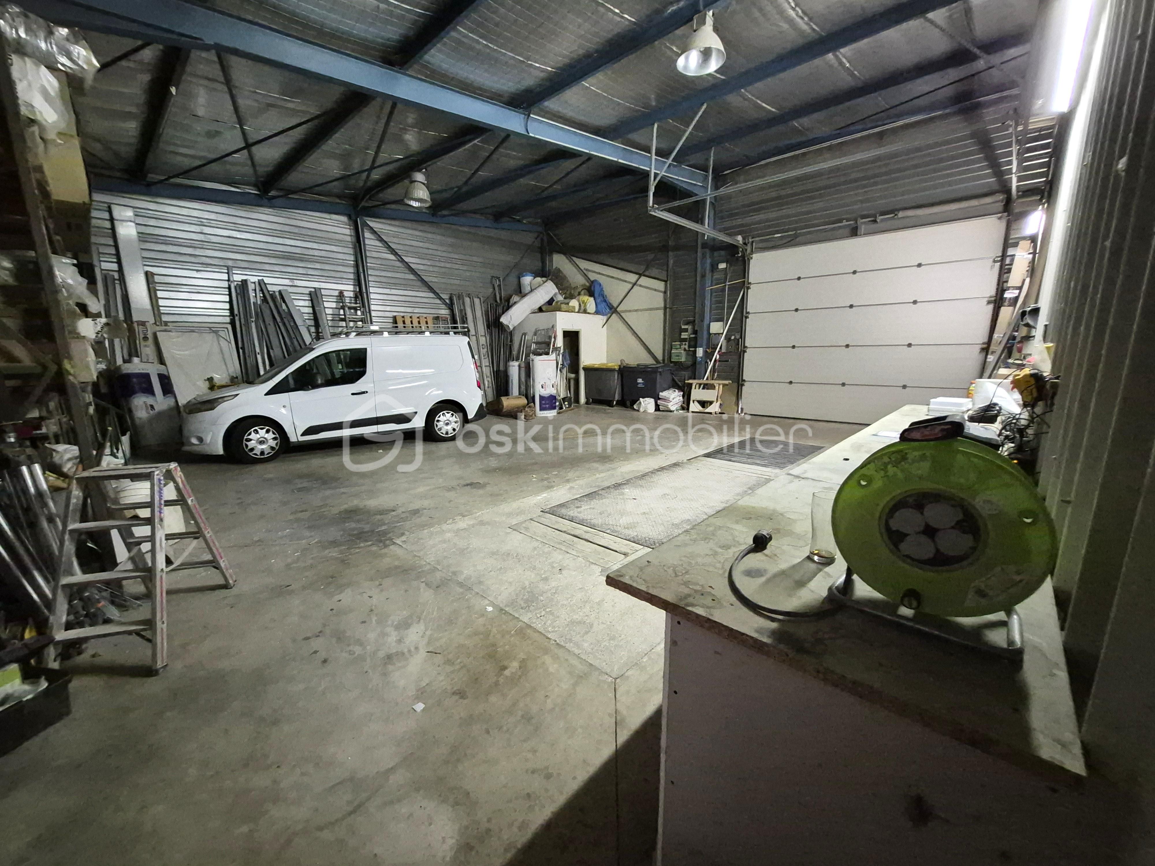 Local d activites de 820 m² - 4.jpg