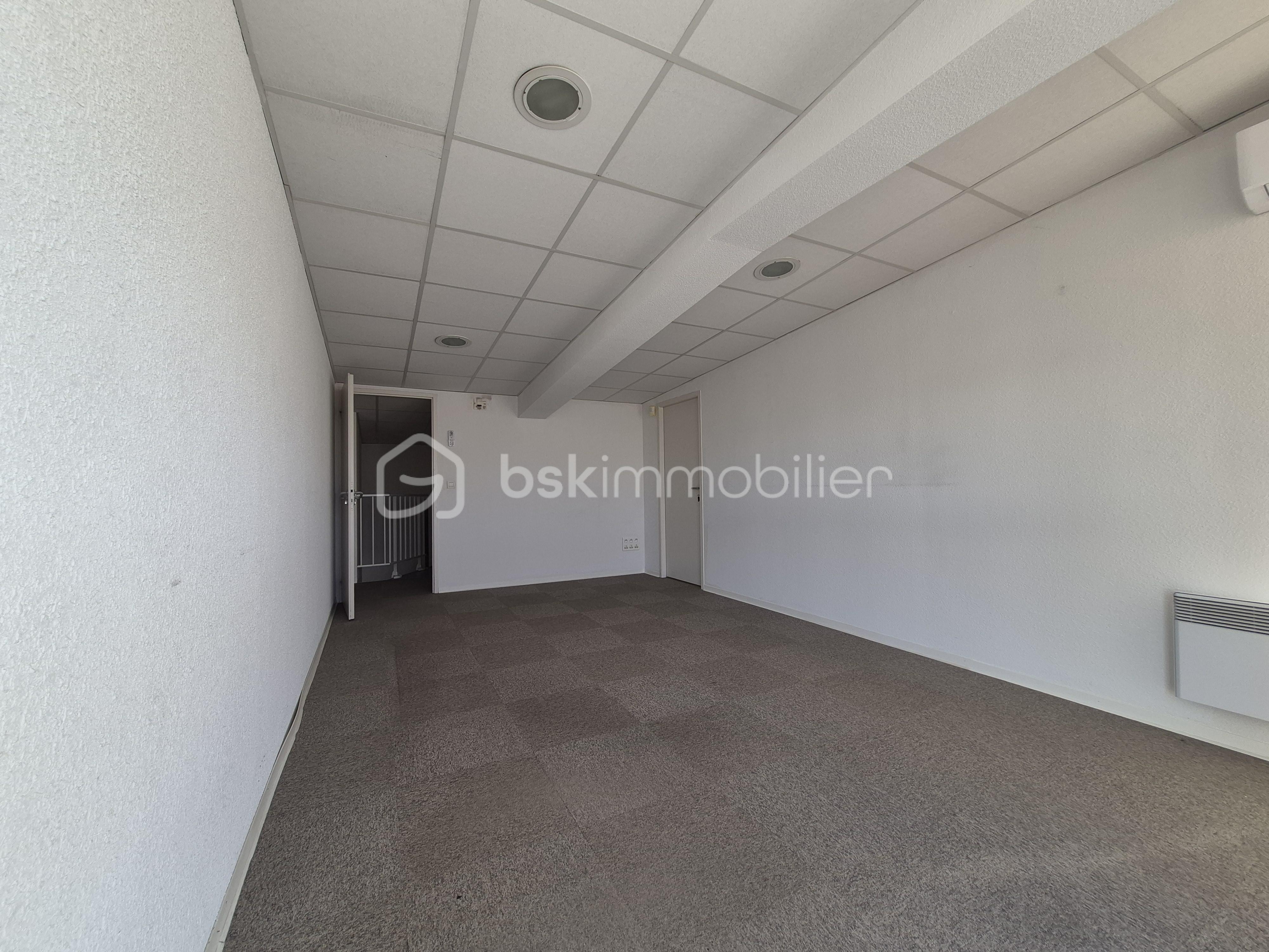 Local d activites de 820 m² - 8.jpg