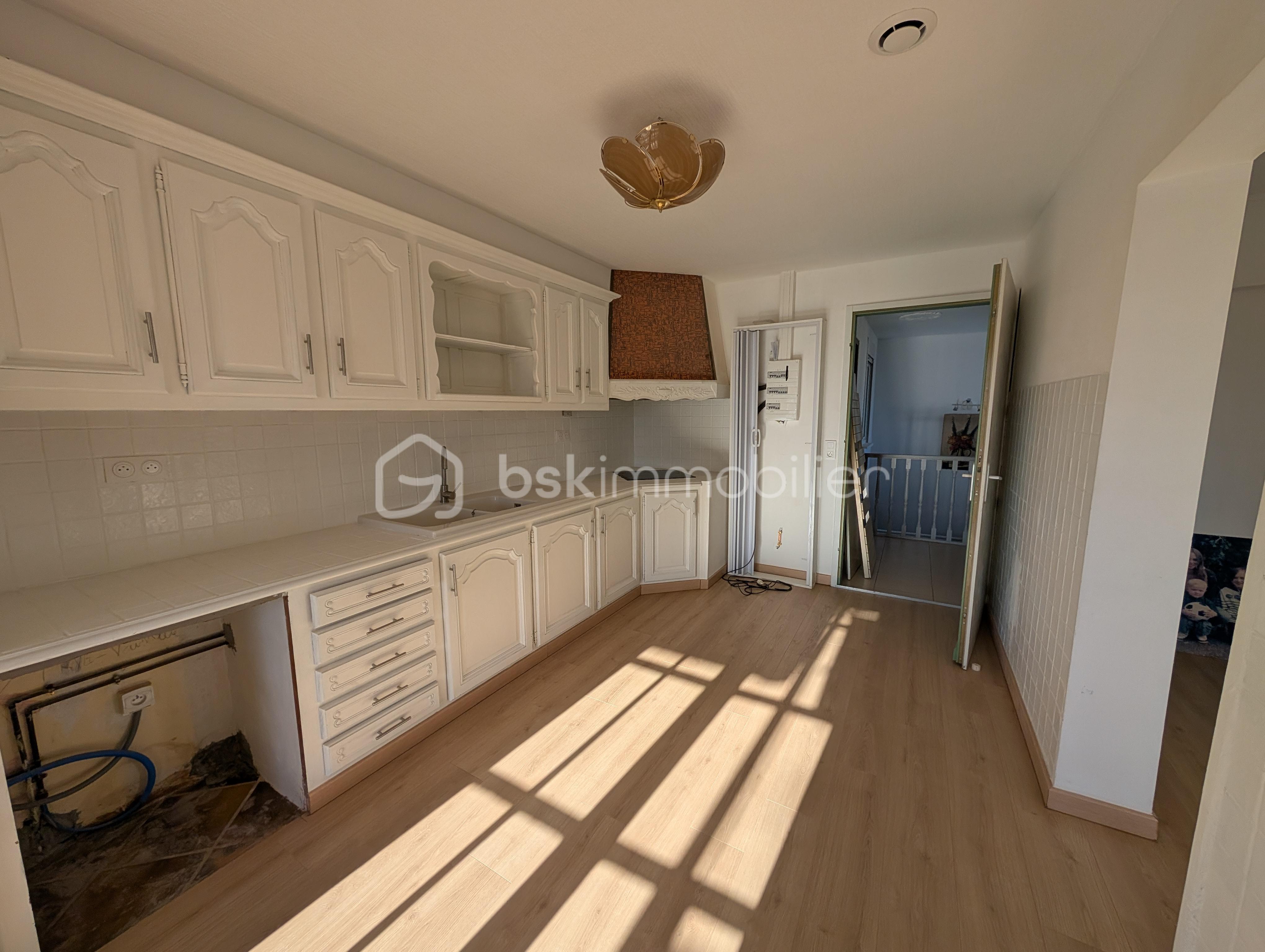 Maison de 210 m² - Cuisine rouge (2).jpg