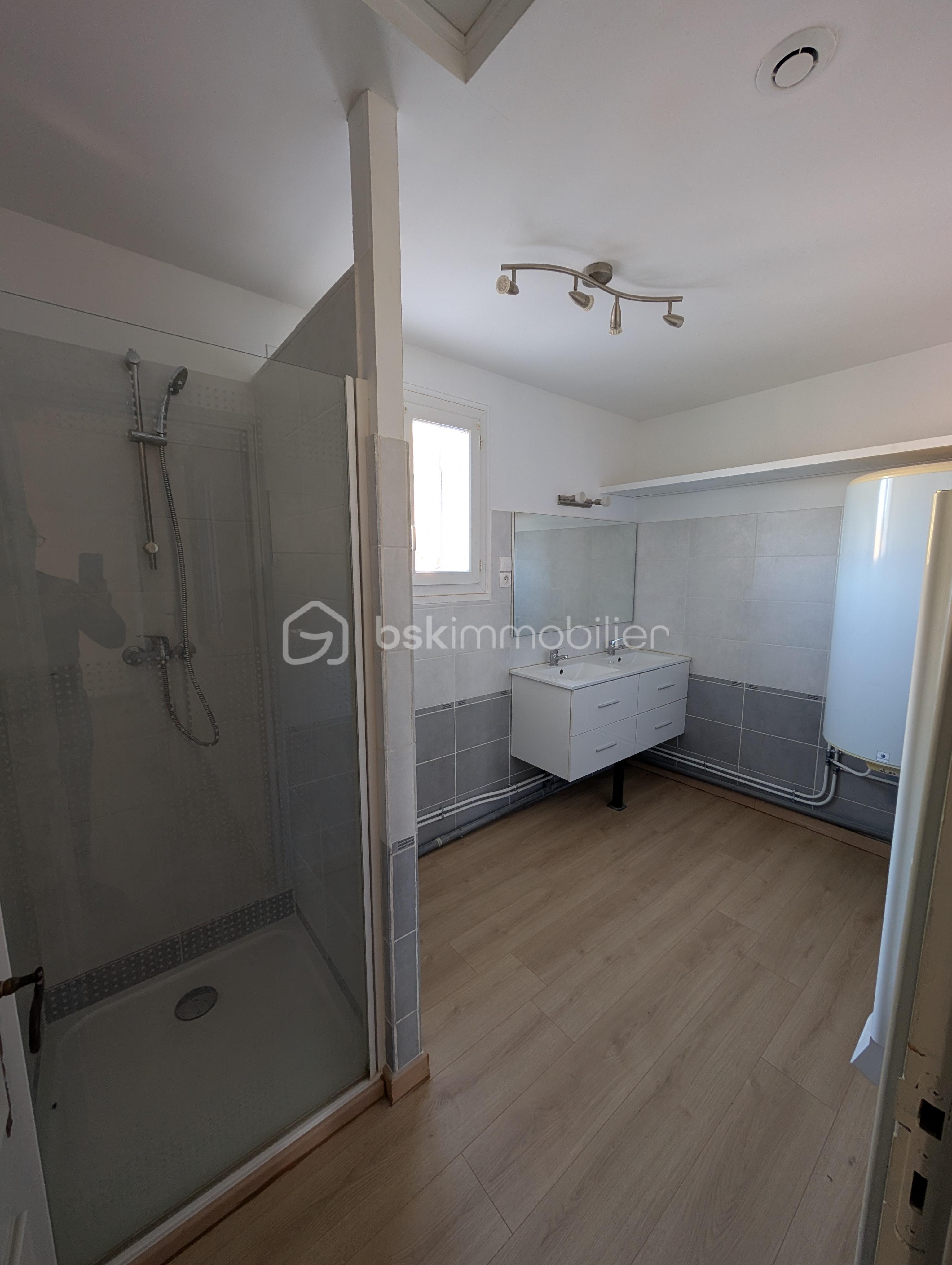 Maison de 210 m² - Salle d'eau rouge.jpg