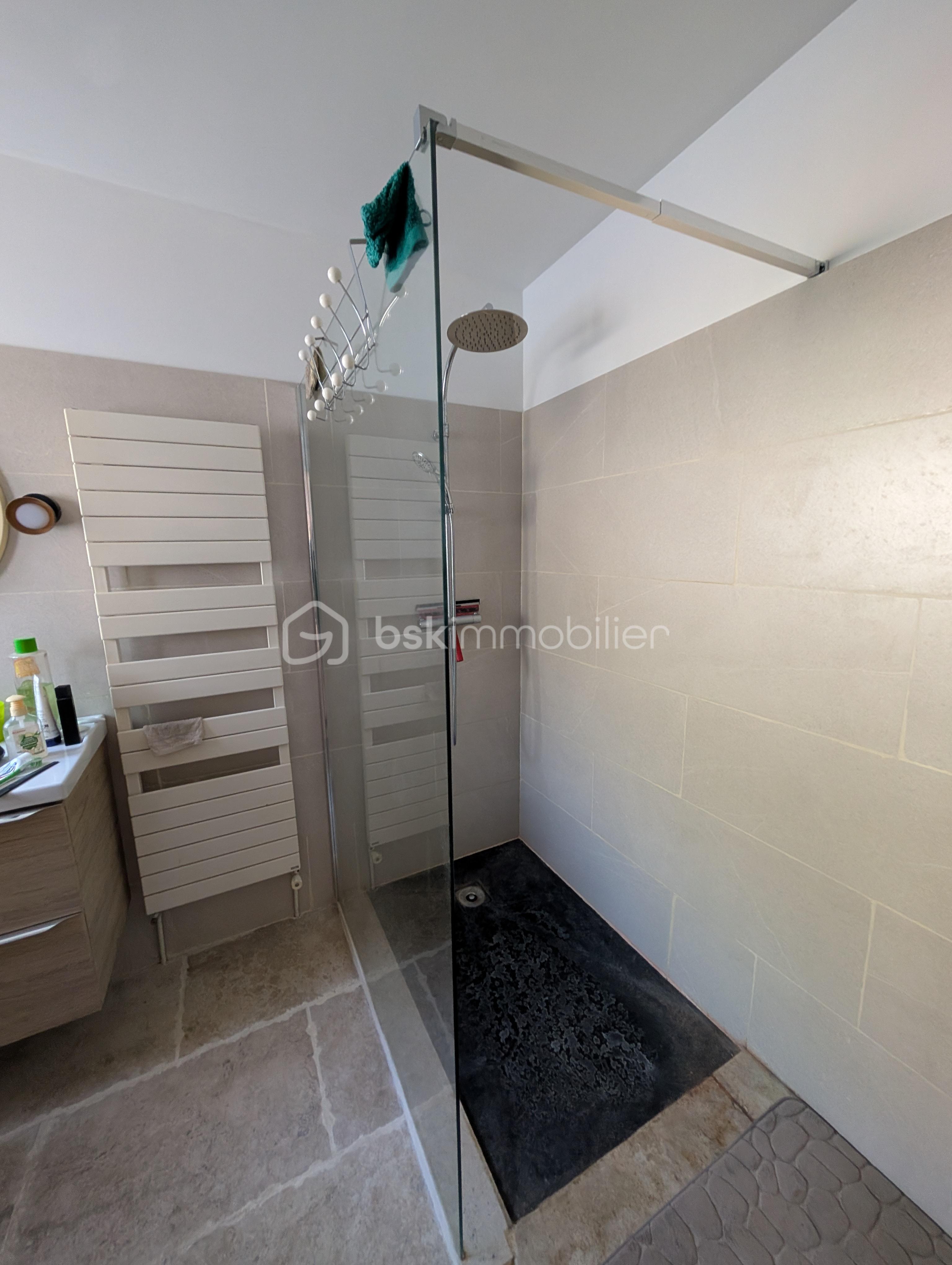 Maison de 210 m² - Salle d'eau rez-de-chaussée (1).jpg