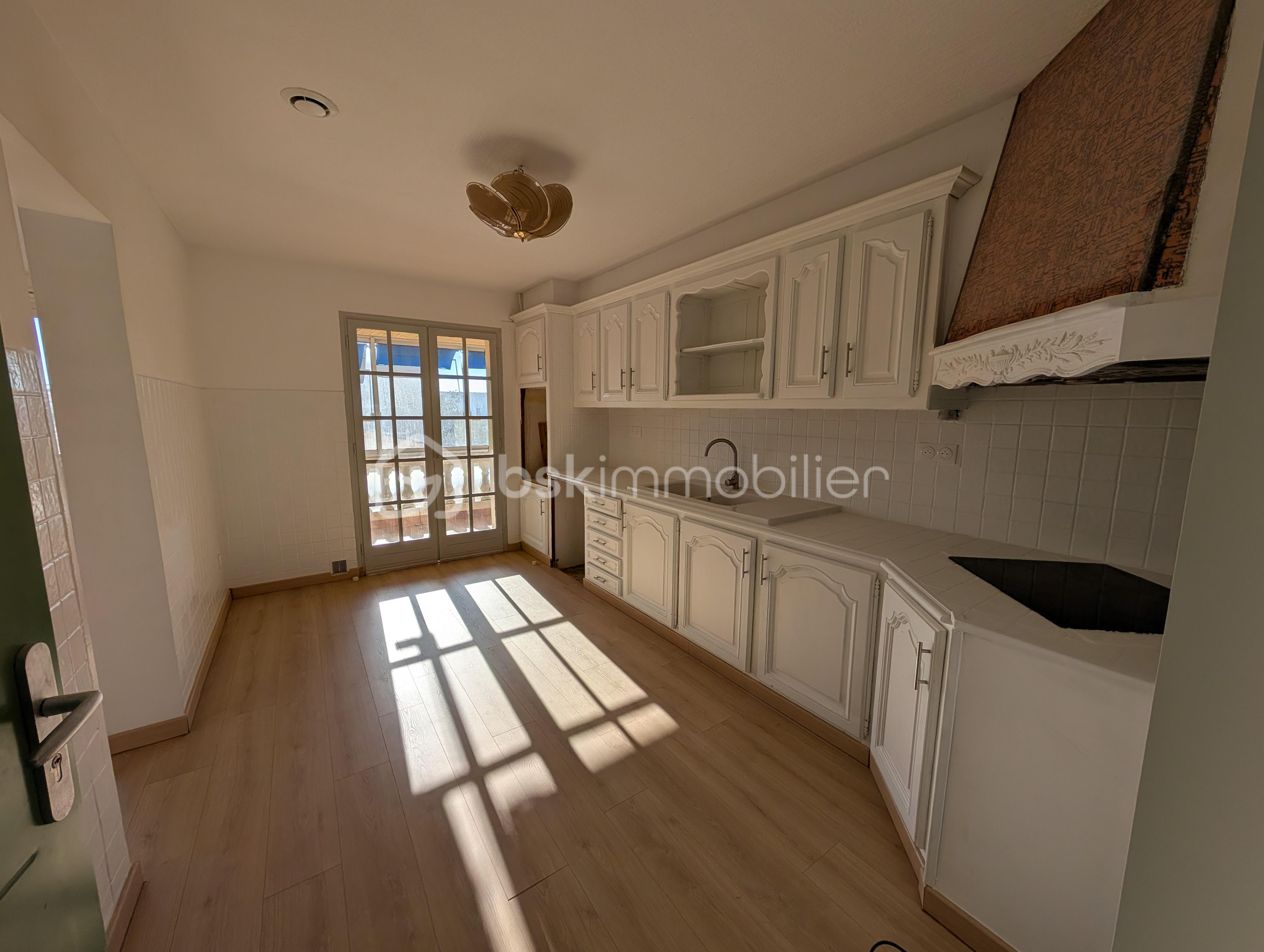 Maison de 210 m² - Cuisine rouge (1).jpg