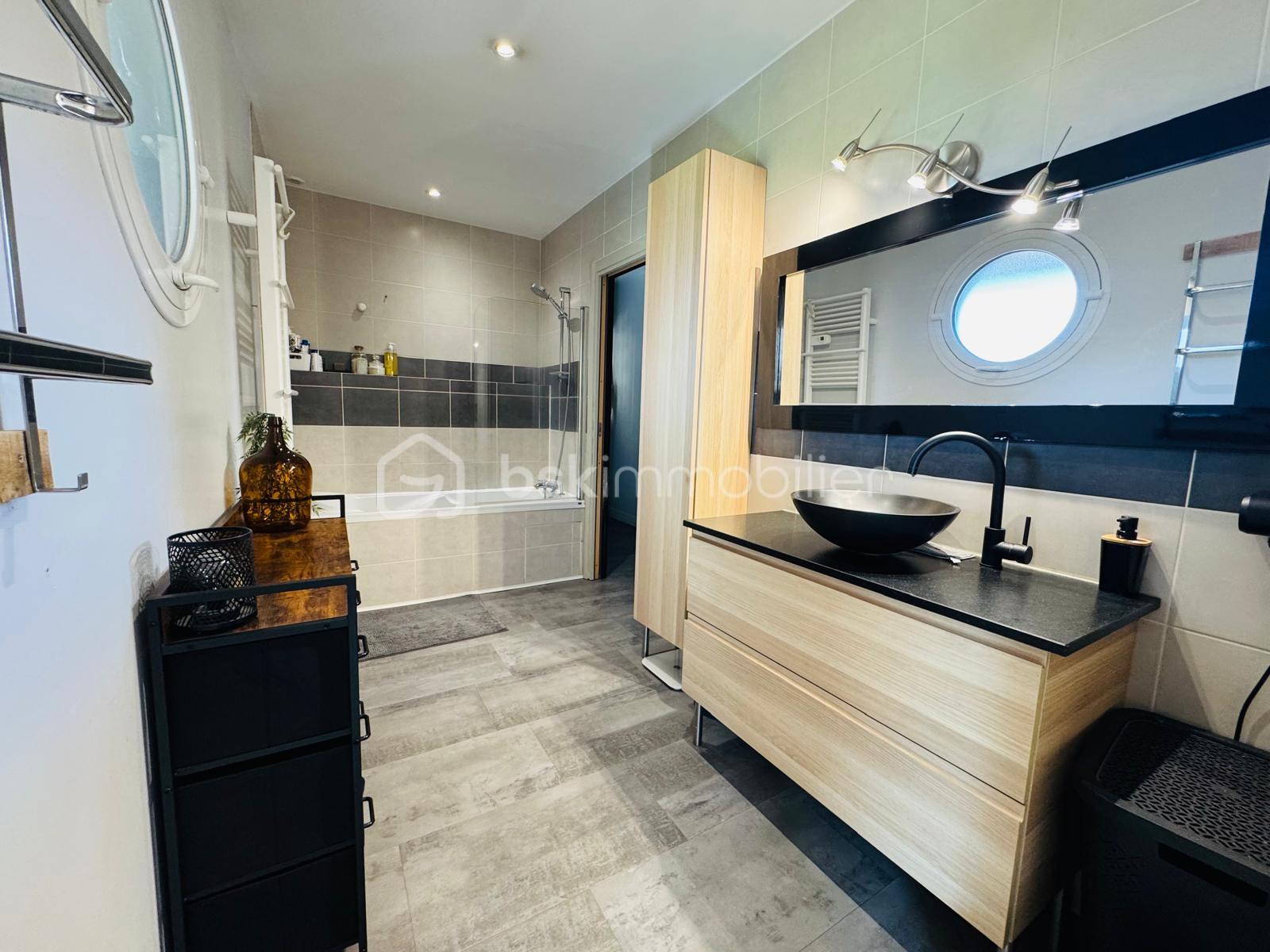 Maison de 150 m² - salle de bain.jpeg