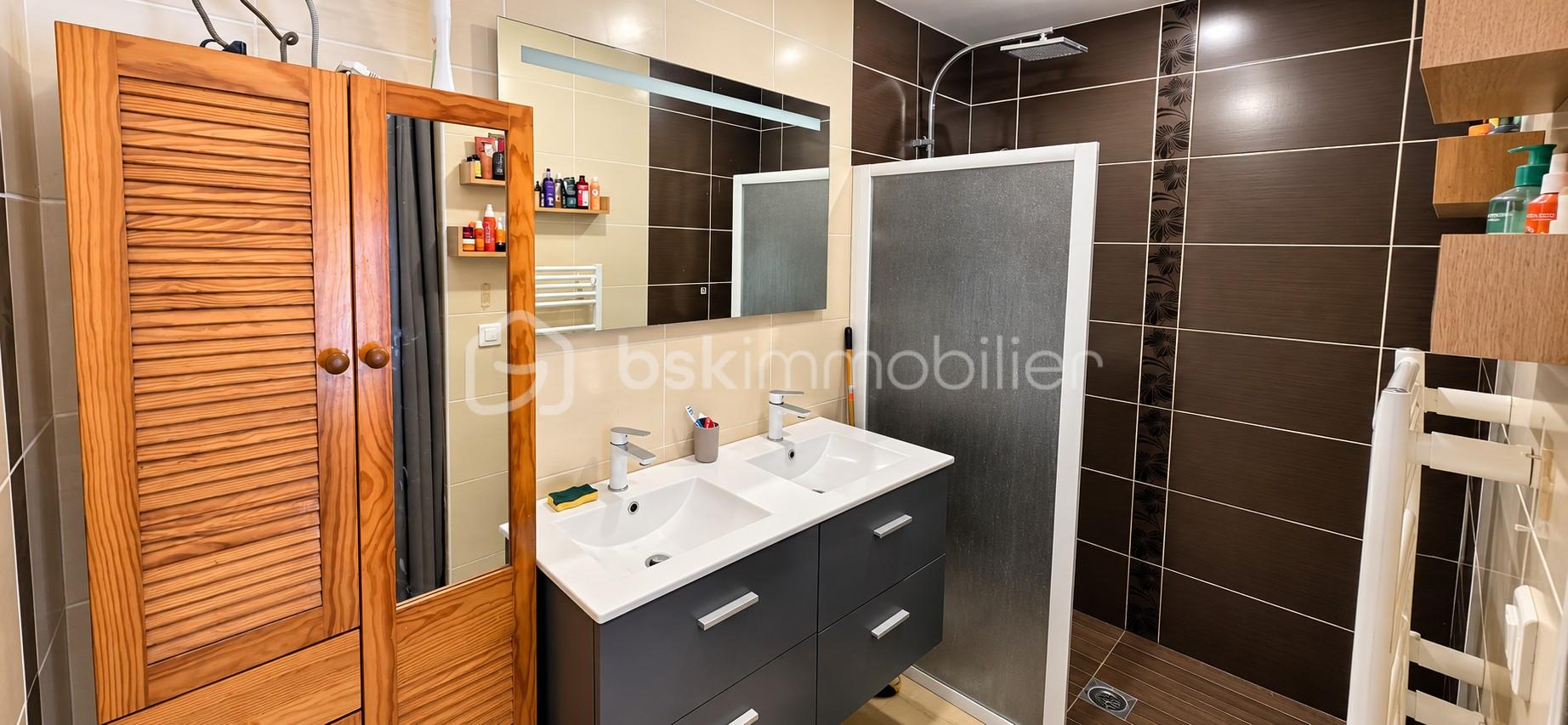 Salle de bain moderne en bois et carrelage sombre.jpg