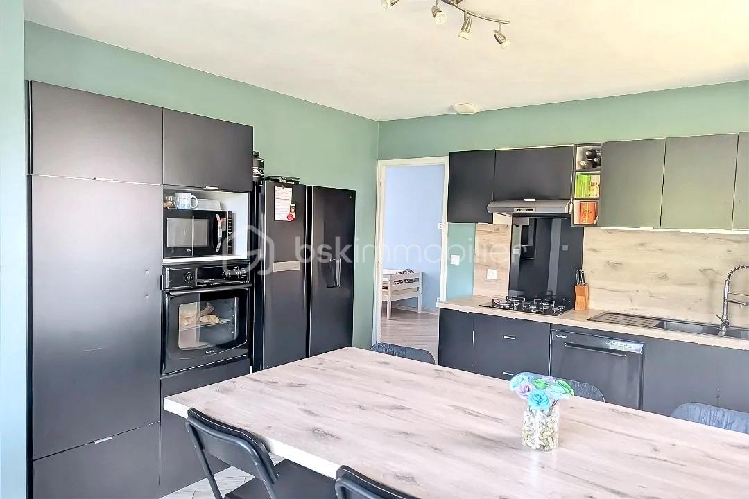 Maison traditionnelle de 160 m² - hoqi-b74ff5cccd014b928a22e81c2e849608.jpg