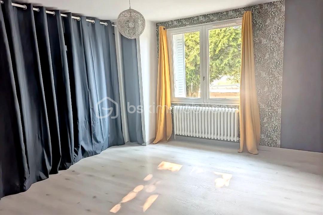 Maison traditionnelle de 160 m² - hoqi-c1dc969d77404a89b98273a414e5e096.jpg