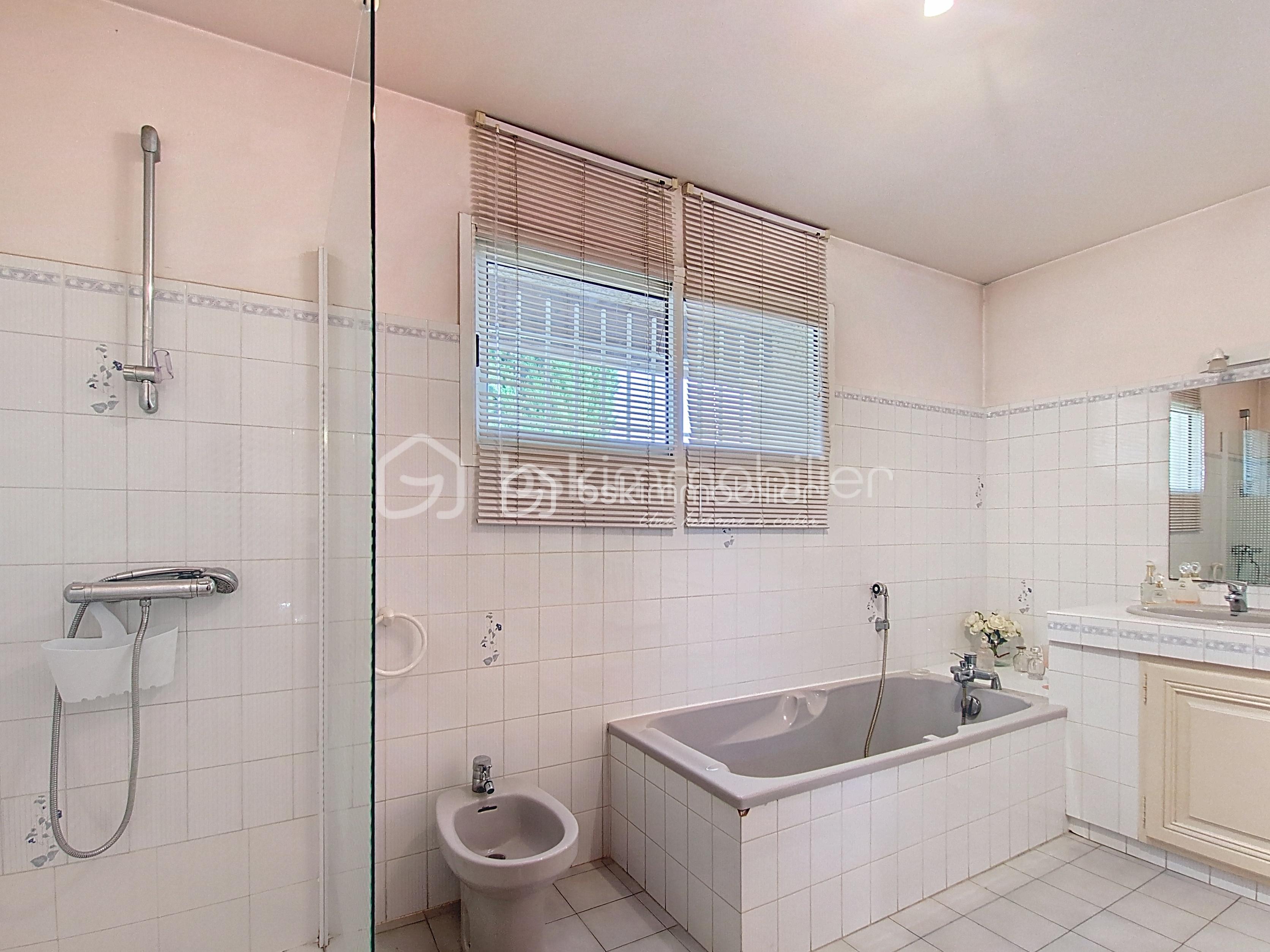 Maison de 147 m² - salle de bains rdc.jpeg