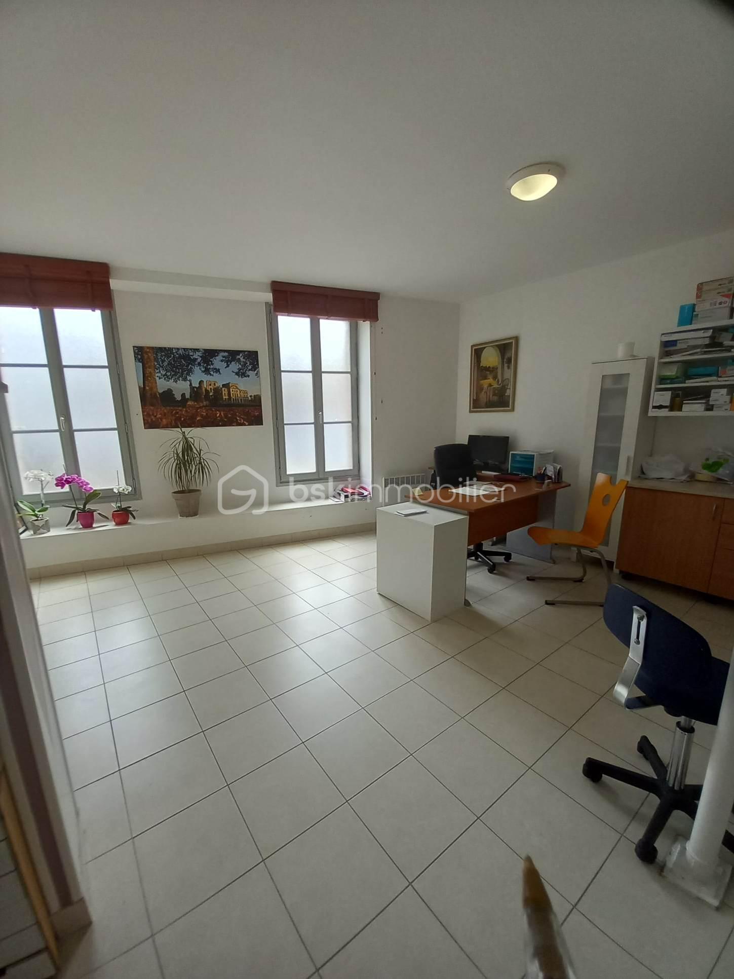 Immeuble mixte de 400 m² - 356191484_1245516172772335_6905251302113663747_n.jpg