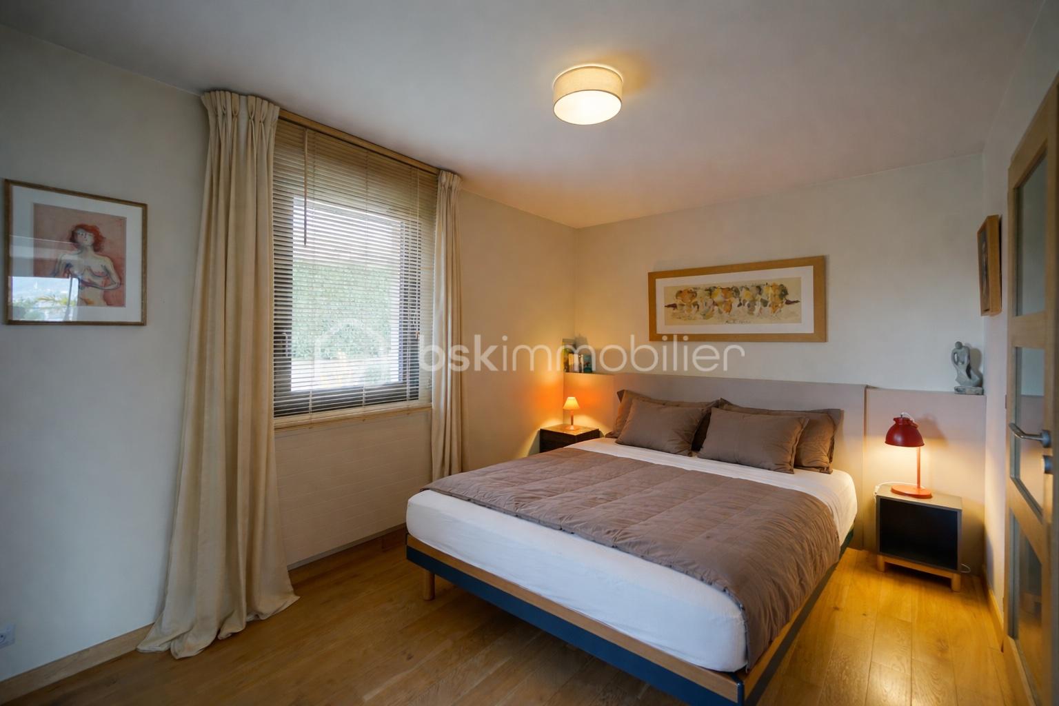 Chambre moderne et cosy éclairée naturellement.jpg