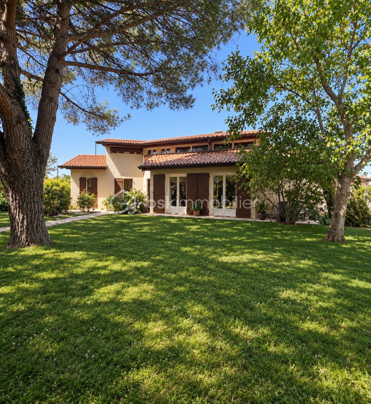 Maison méditerranéenne dans un jardin ensoleillé.png