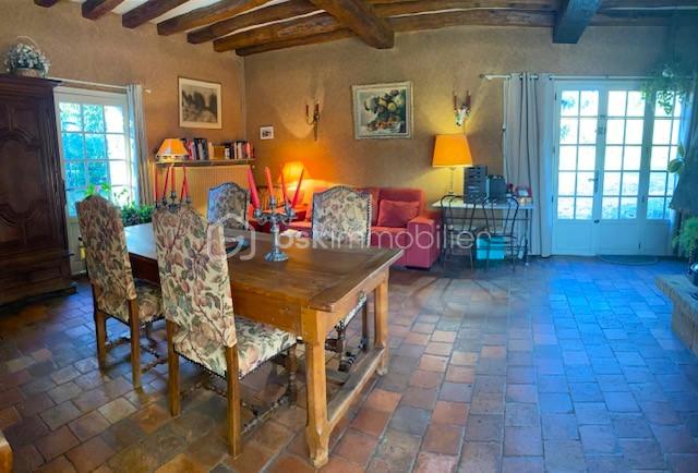 Maison de 94 m² - salon 2 fenetres.jpg