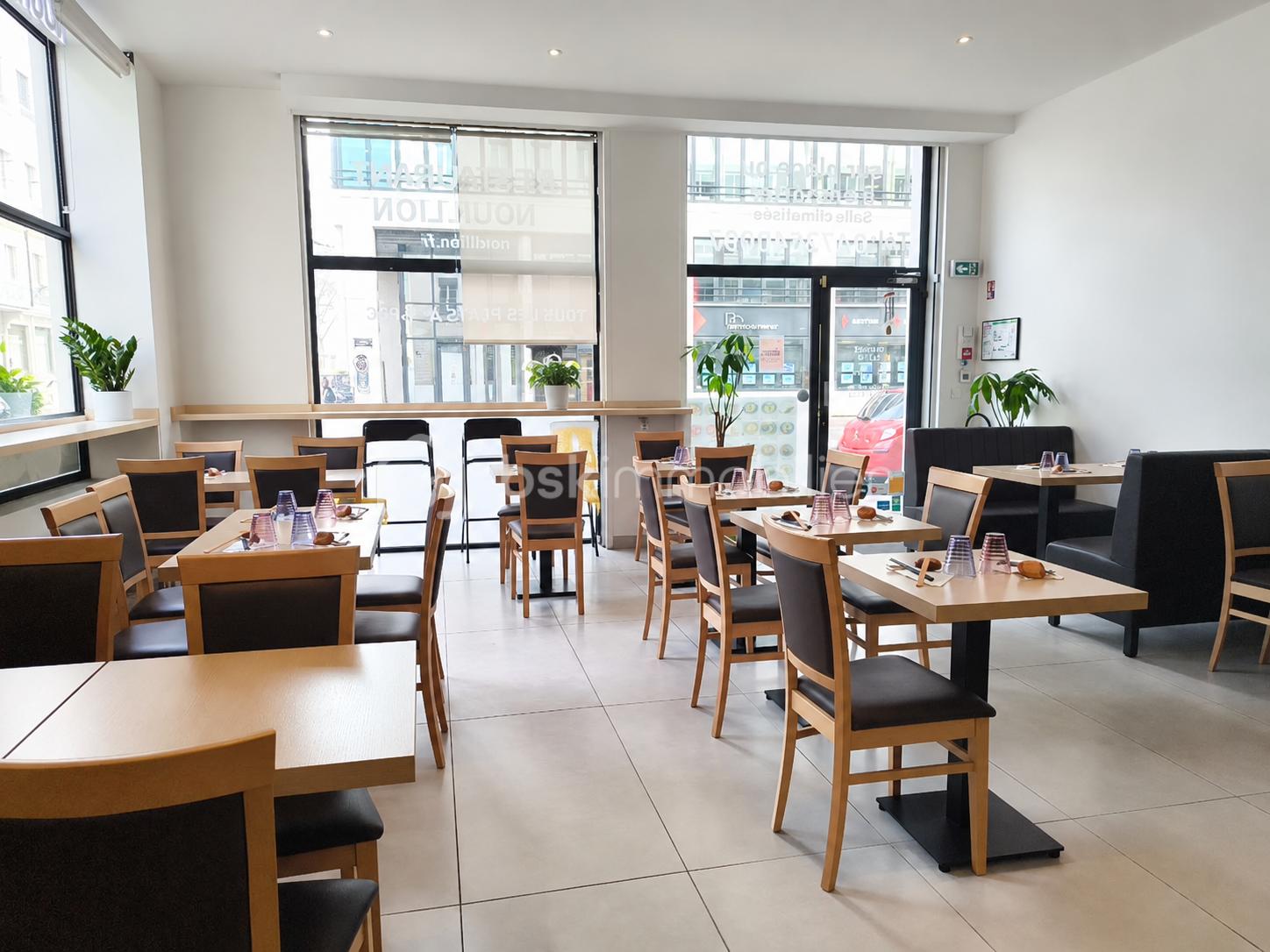 Restaurant moderne lumineux et épuré.png