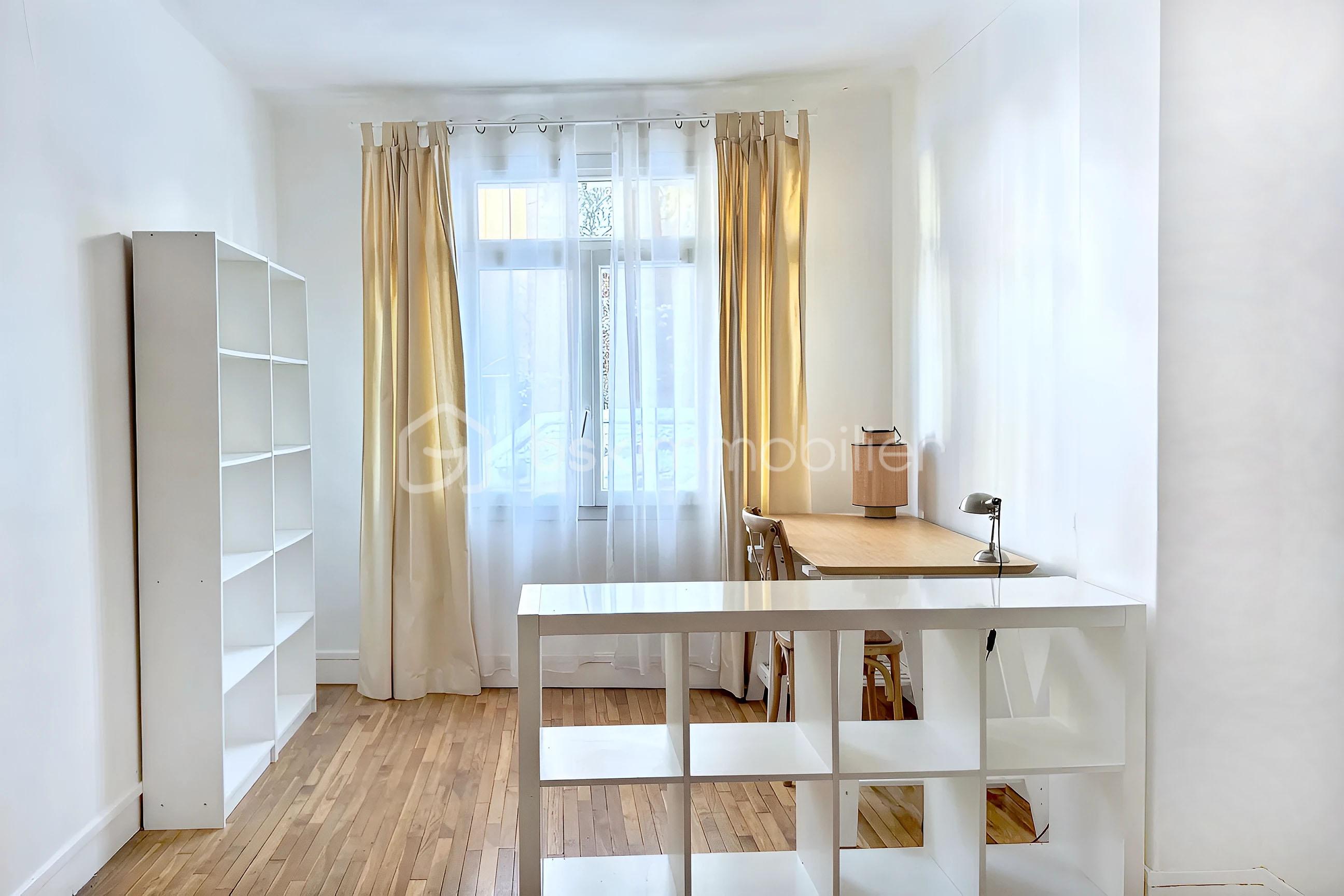 Bureau vu de la chambre.jpg