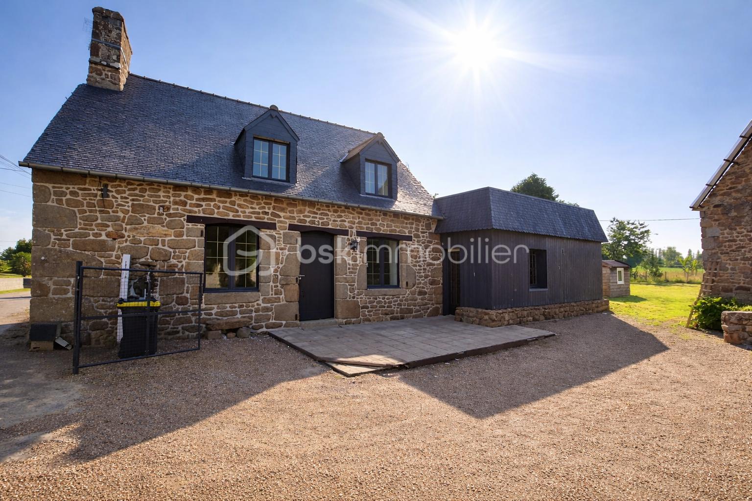 Maison en pierre sous le soleil brillant.png