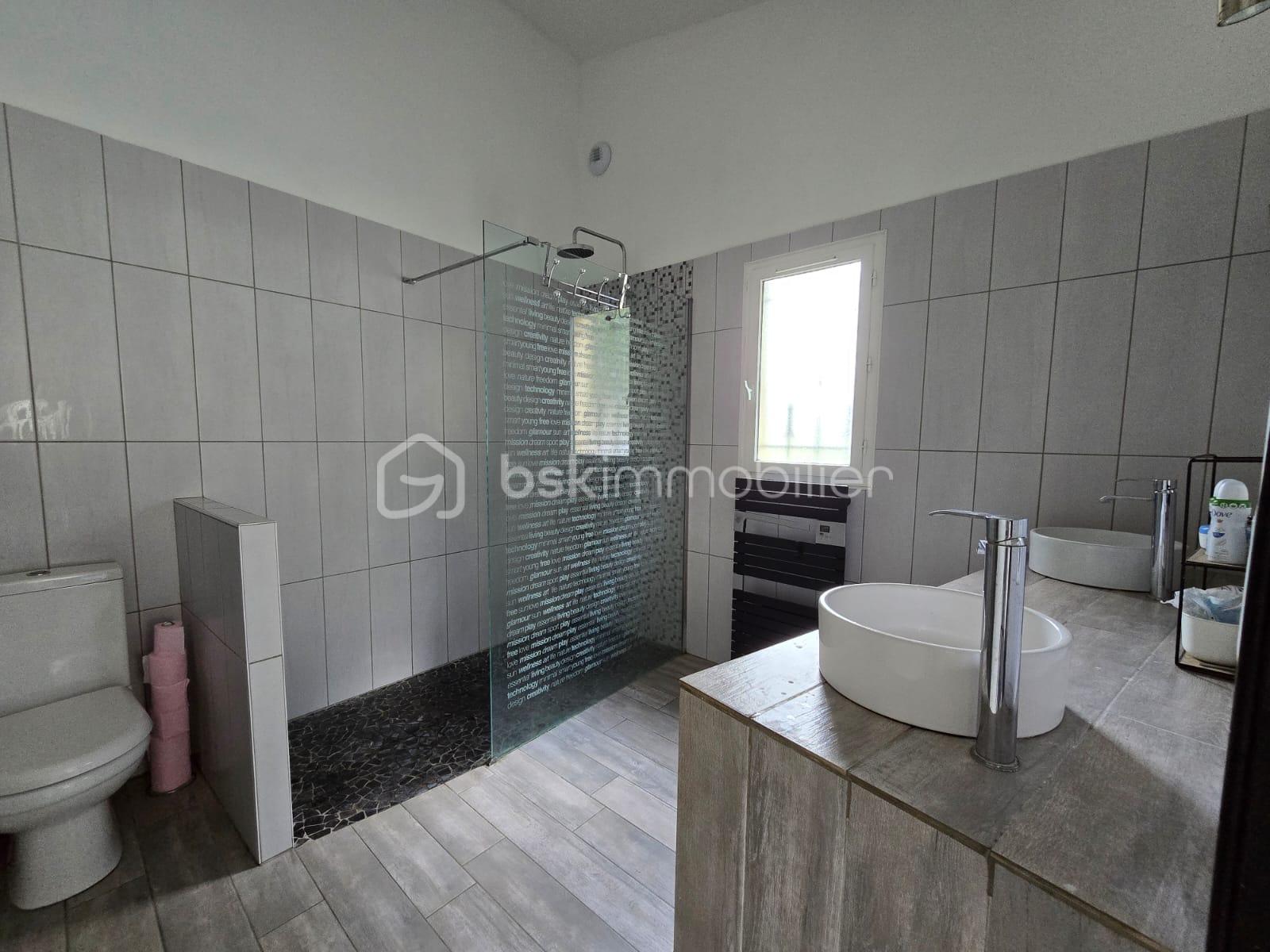 Maison de 178 m² - Salle d'eau chambre 1.jpg