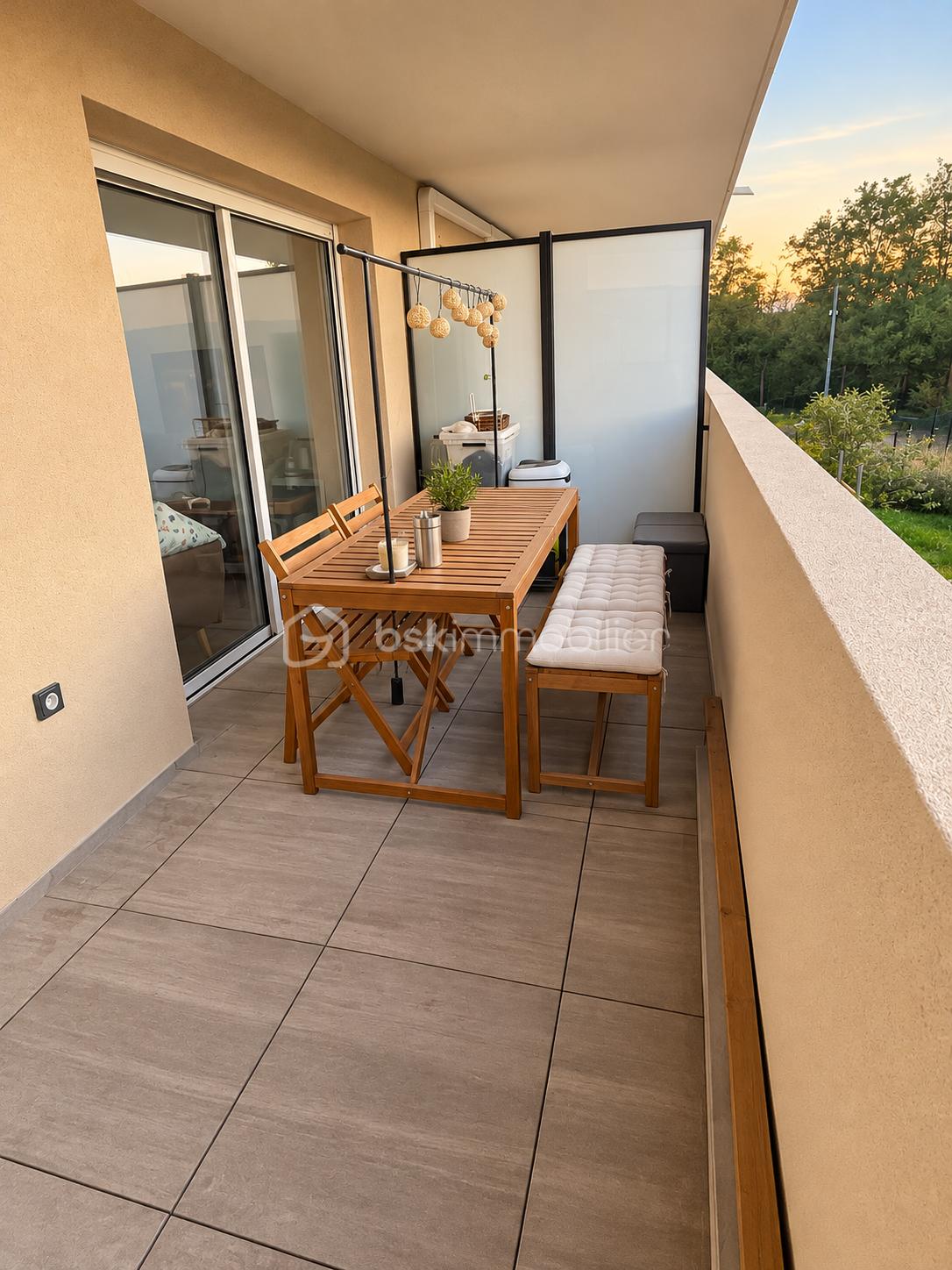 Balcon élégant au coucher du soleil.png