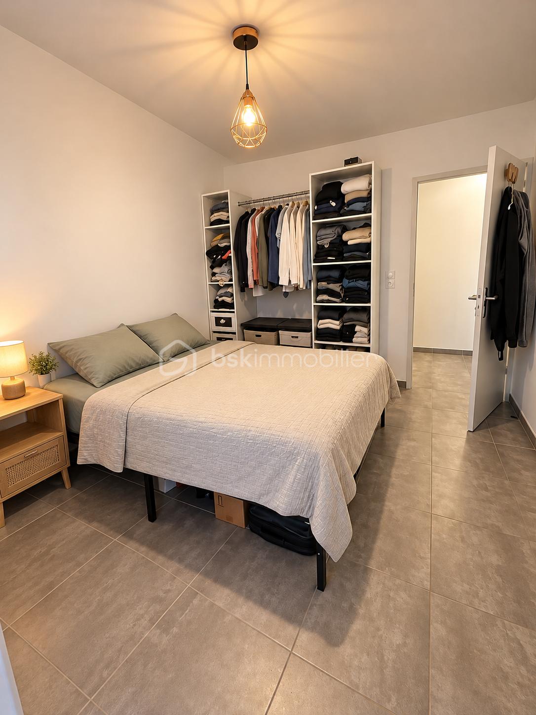 Chambre minimaliste avec penderie ouverte.png