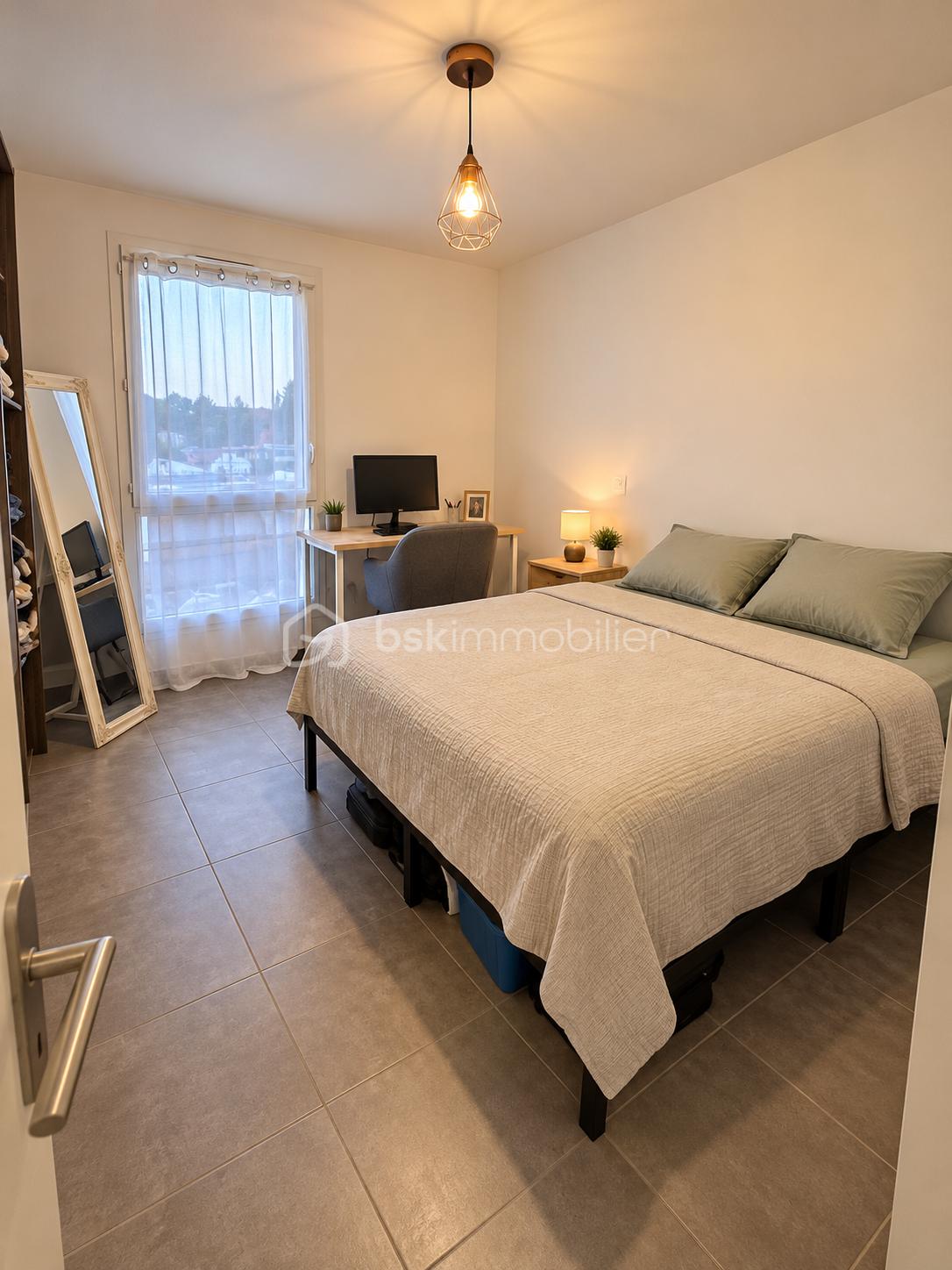 Chambre moderne chaleureuse vue de l’entrée.png
