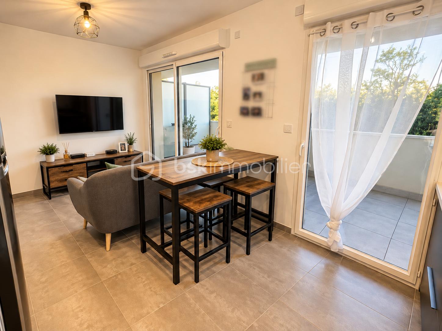 Salon moderne avec table en bois et plantes.png