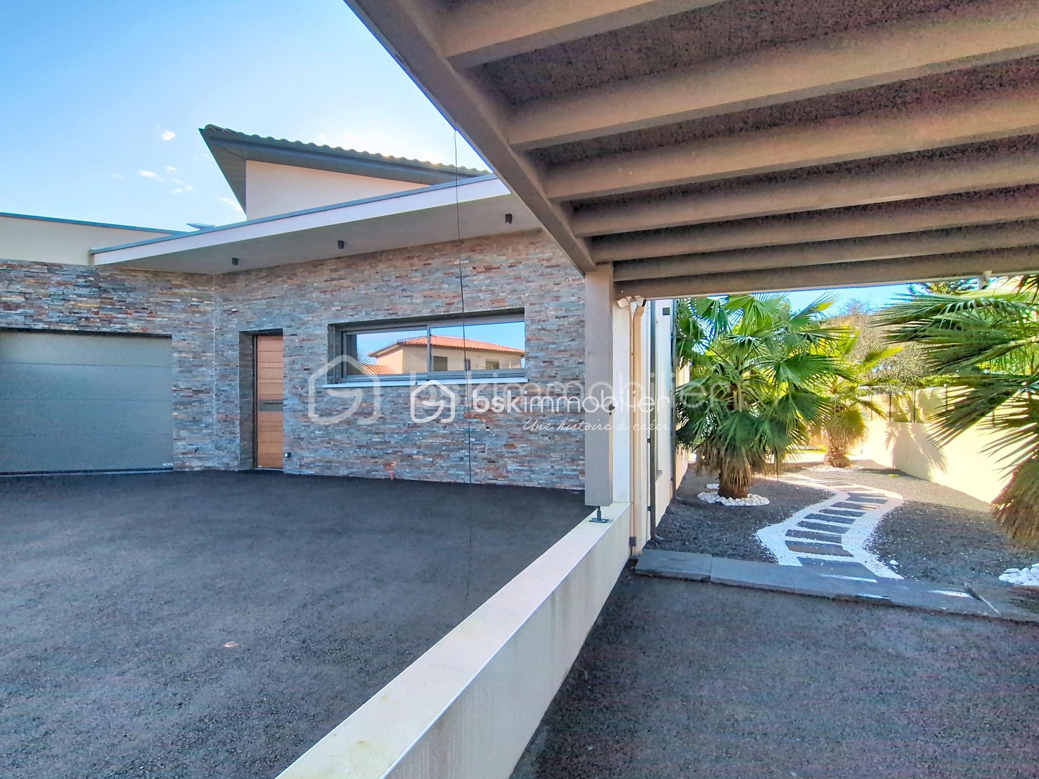 Maison de 220 m² - Vue generale arrivée maison.jpg