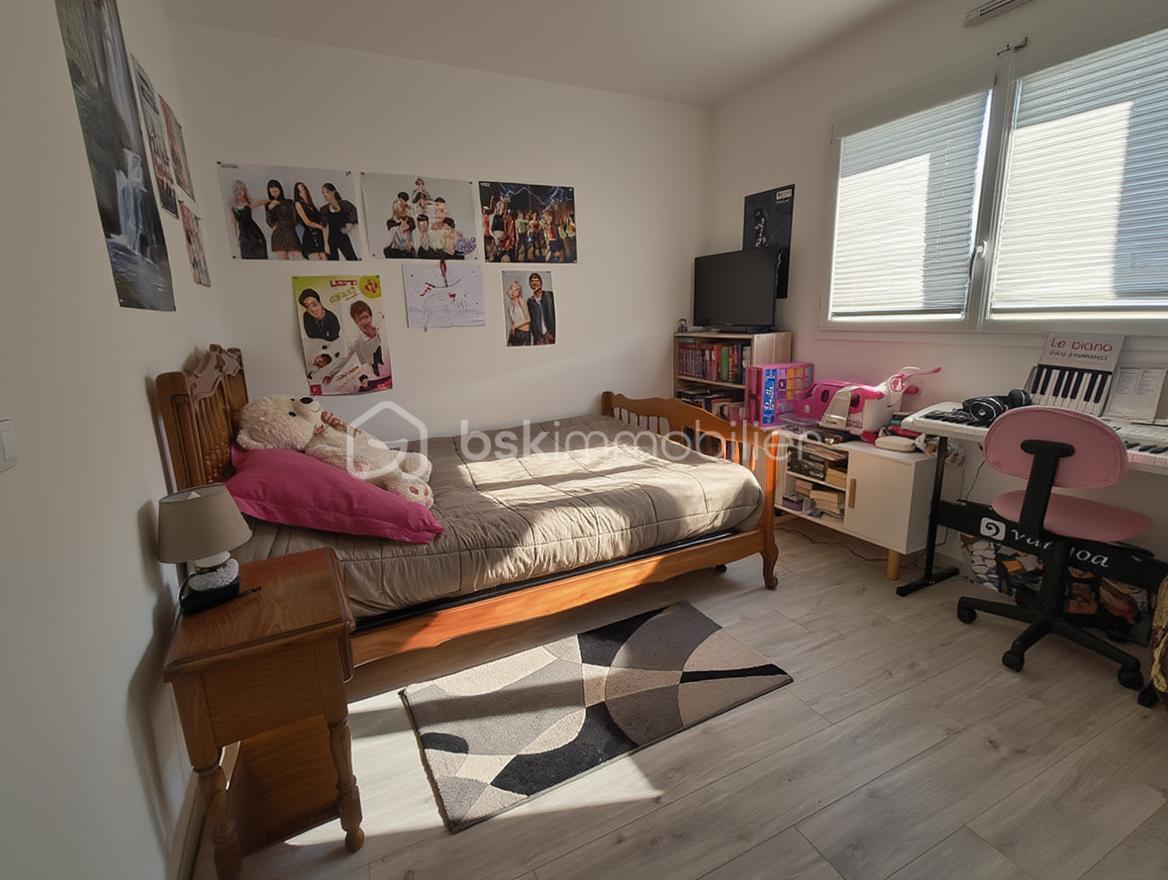 Chambre fille _ rang_e et lumineuse.png