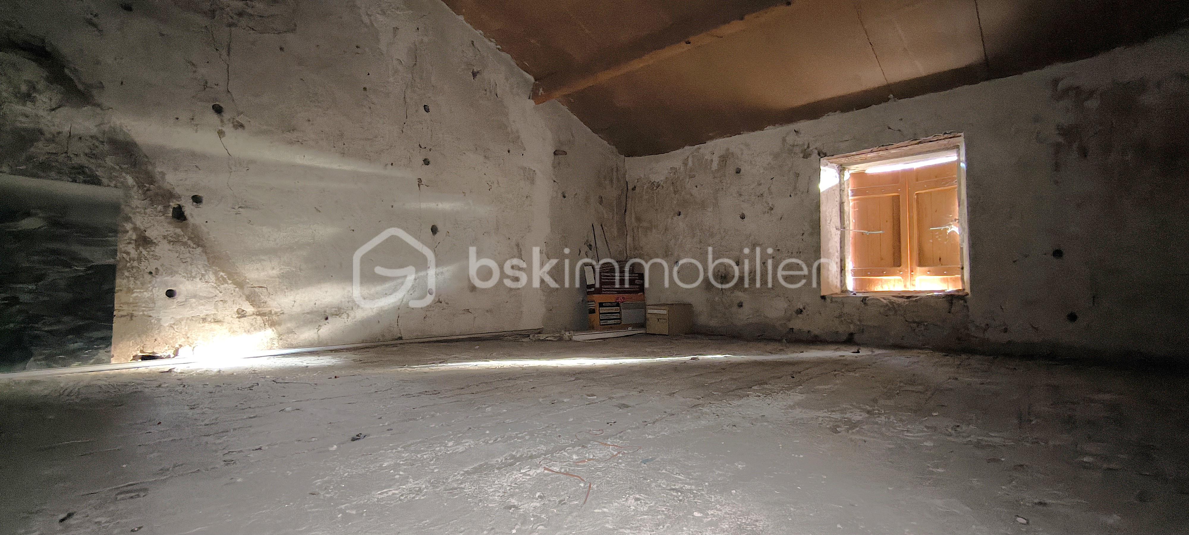 Local d activites de 39 m² - 1763575322926.jpg