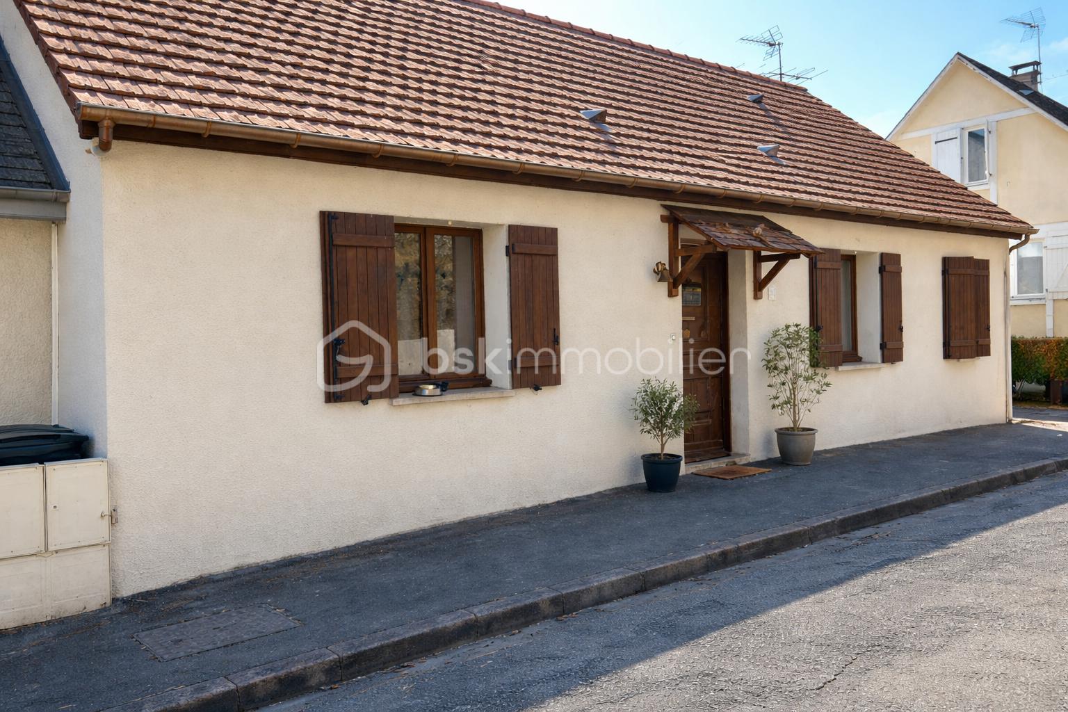 Maison de village rénovée en plein jour.png