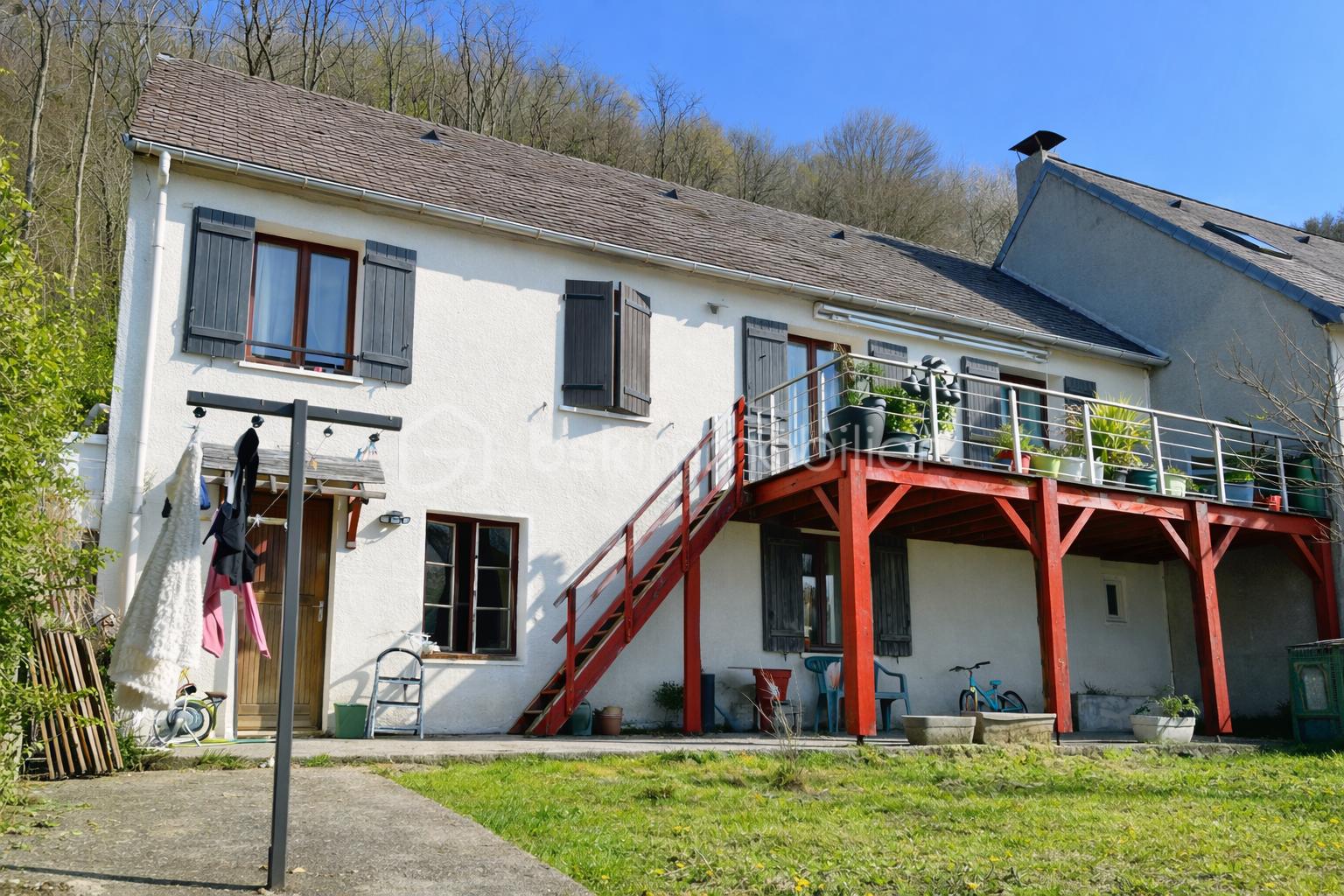 Maison blanche et jardin lumineux.png