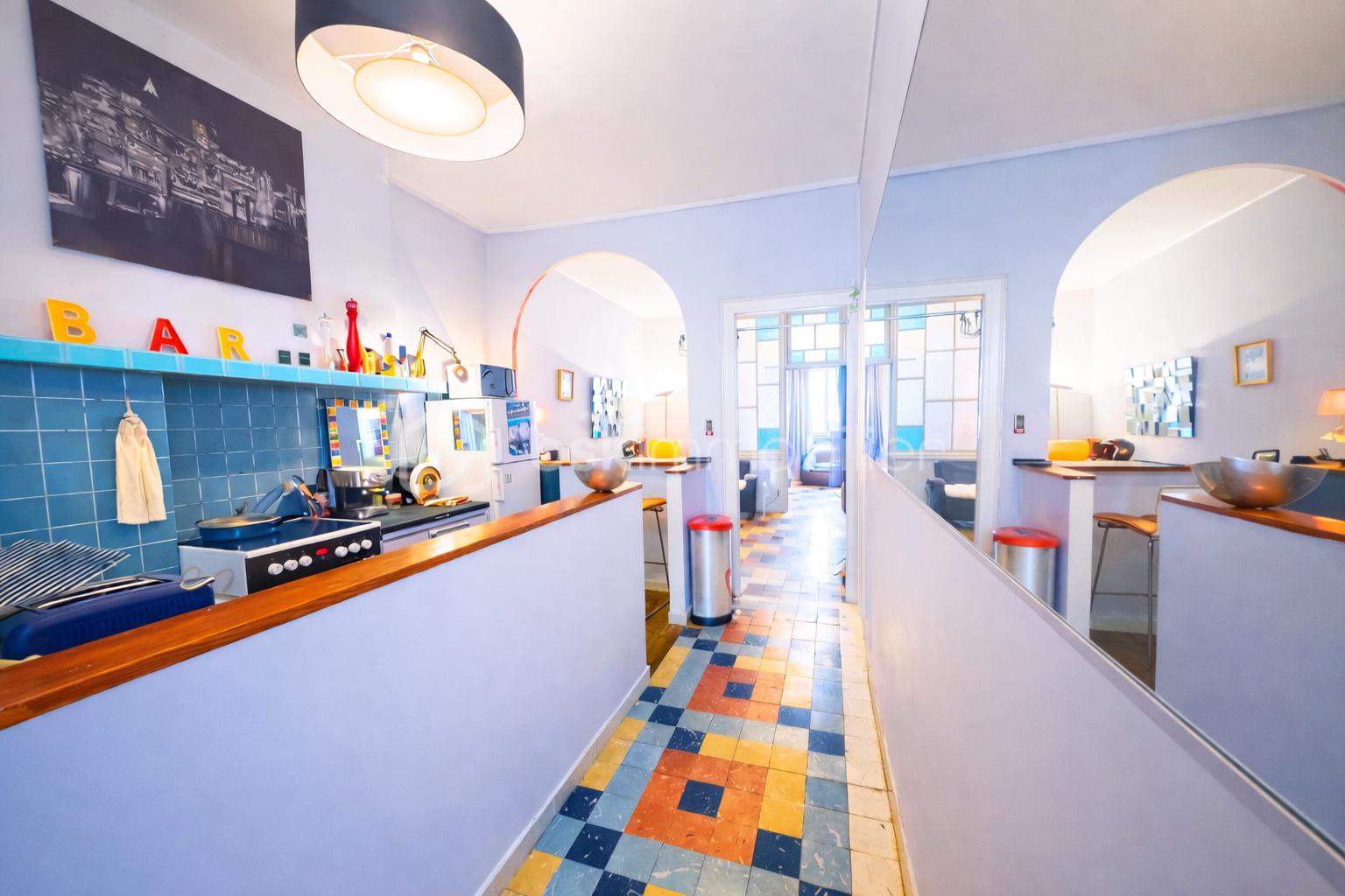 Couloir lumineux avec cuisine et salon.png