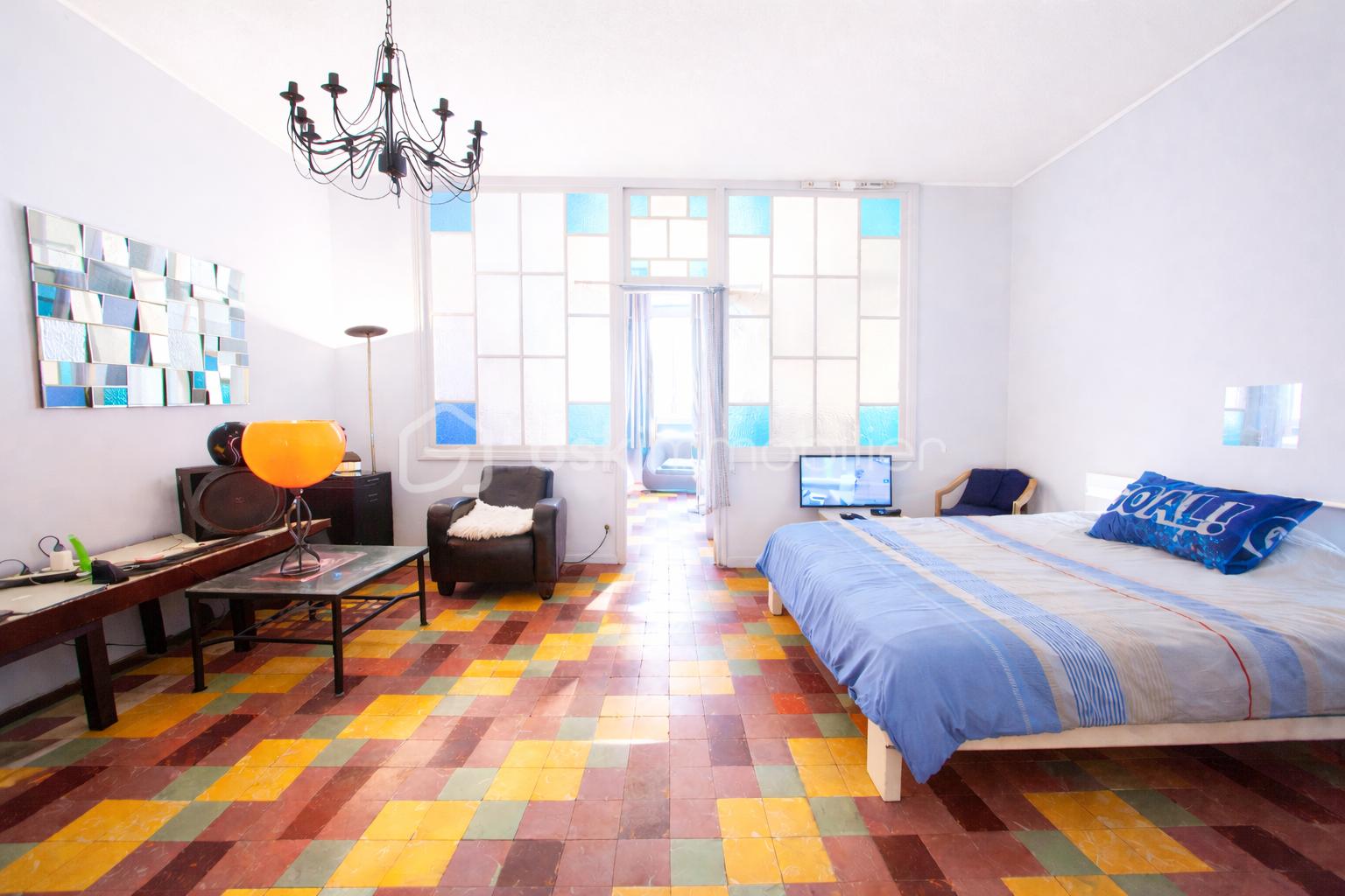 Salon rétro avec carrelage coloré.png