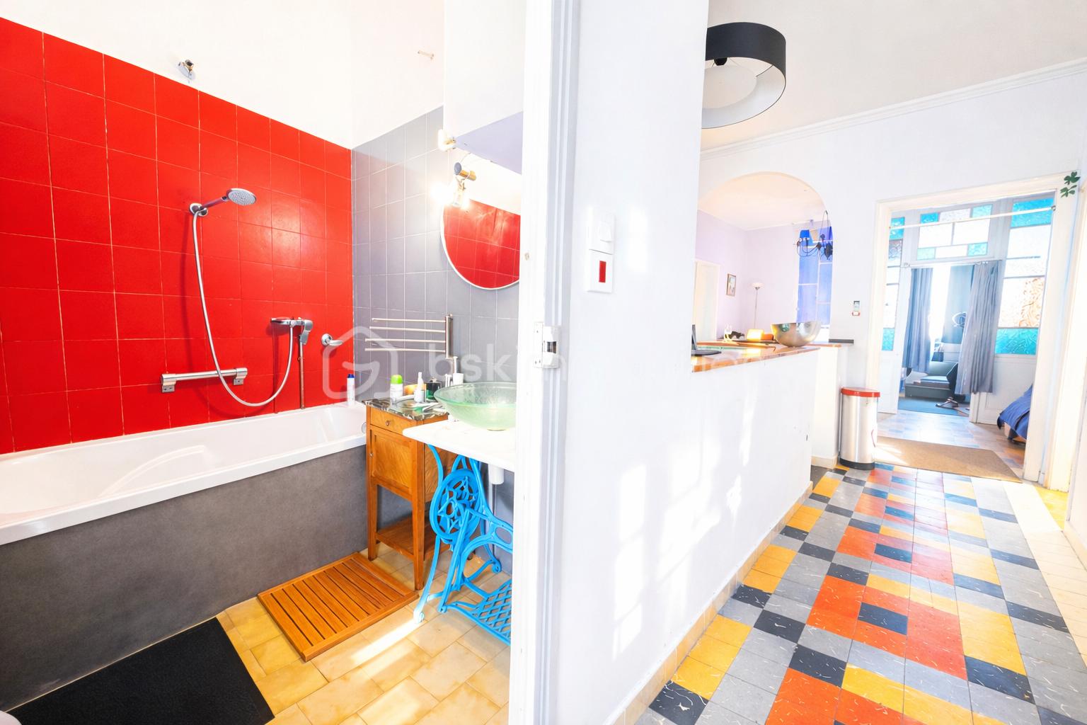 Salle de bain colorée et hall éclairé.png