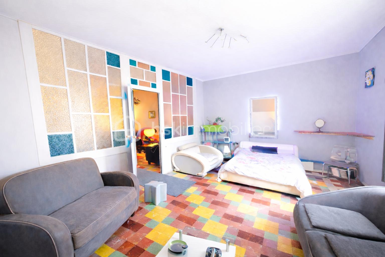 Salon lumineux avec carrelage coloré.png