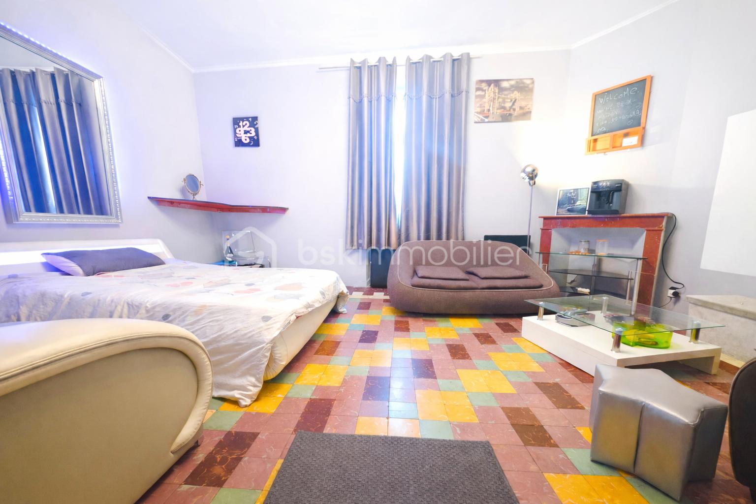 Chambre colorée et accueillante.png