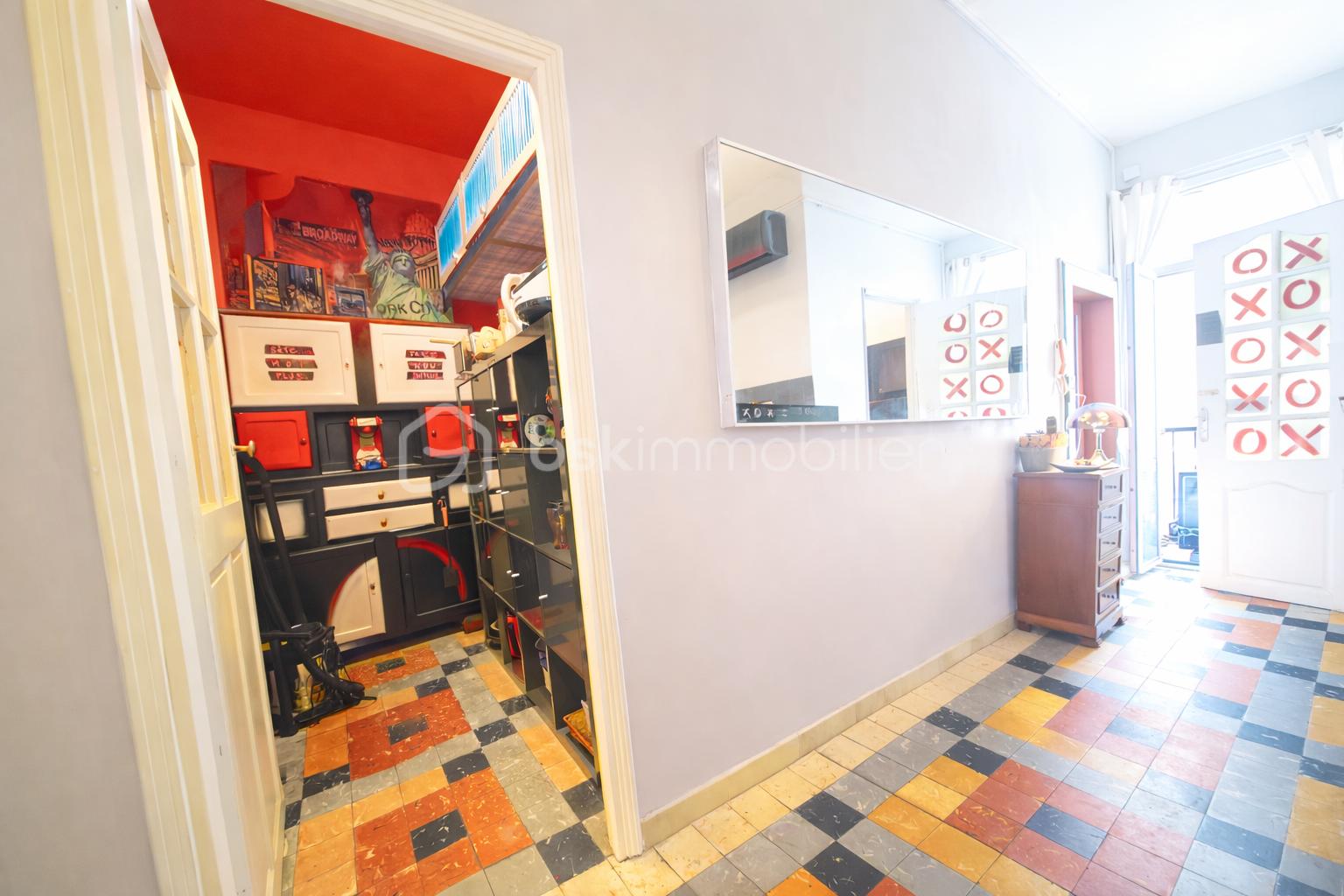 Intérieur lumineux avec carrelage coloré.png