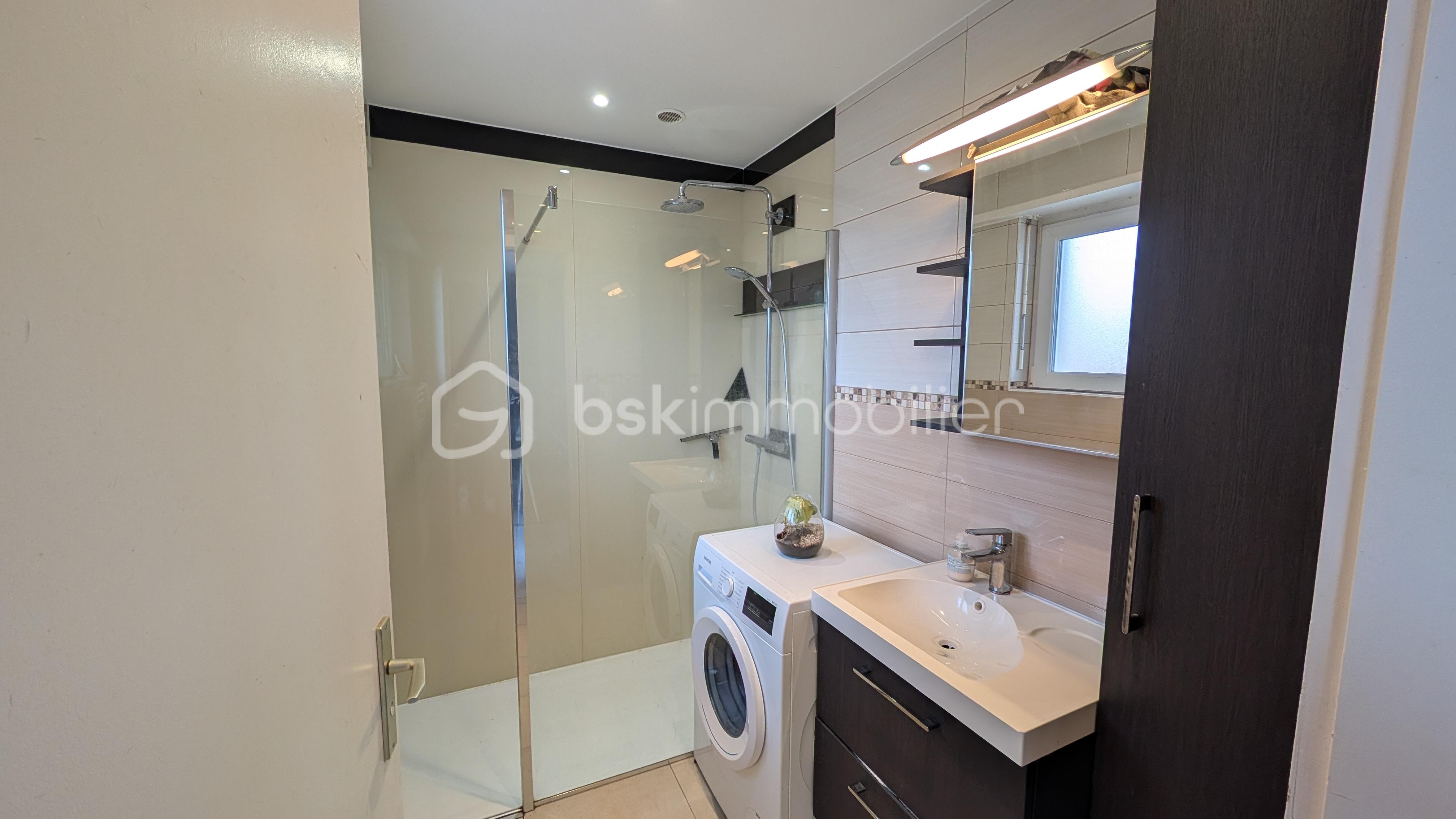 Appartement de 95 m² - SDB Justine Grégory SONRIER BSK MOG Immobilier.jpg